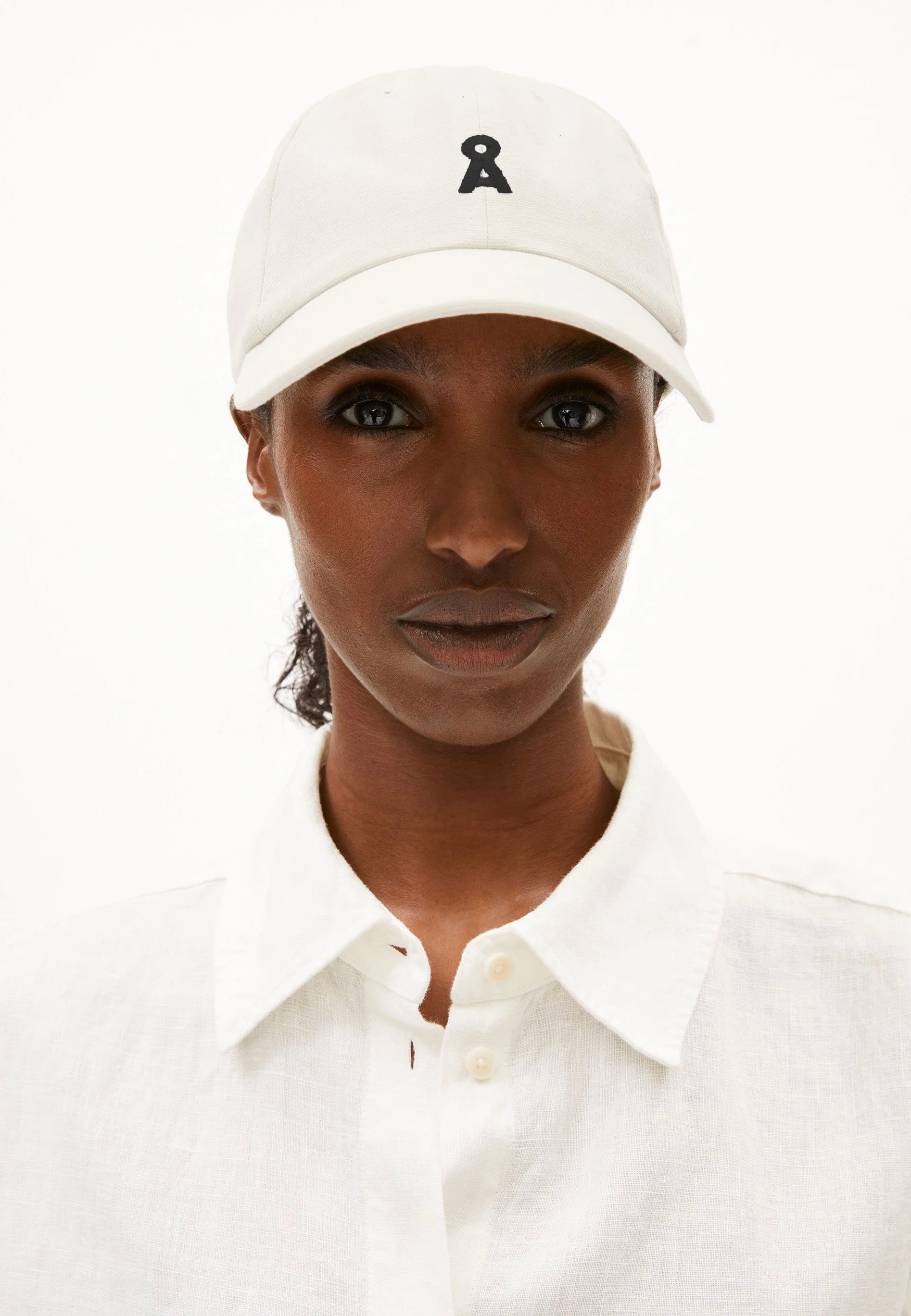 Armedangels - Yenaas Bold Oatmilk-Black - Cap | Neutral-Image