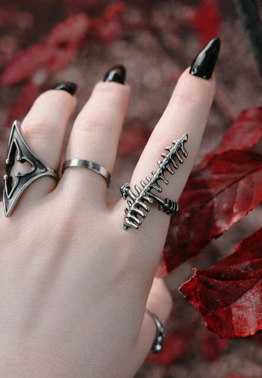 Lively Ghosts - Vertebrae Silver - Ring | Neutral-Image