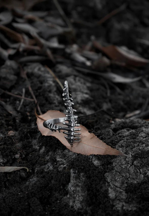 Lively Ghosts - Vertebrae Silver - Ring | Neutral-Image