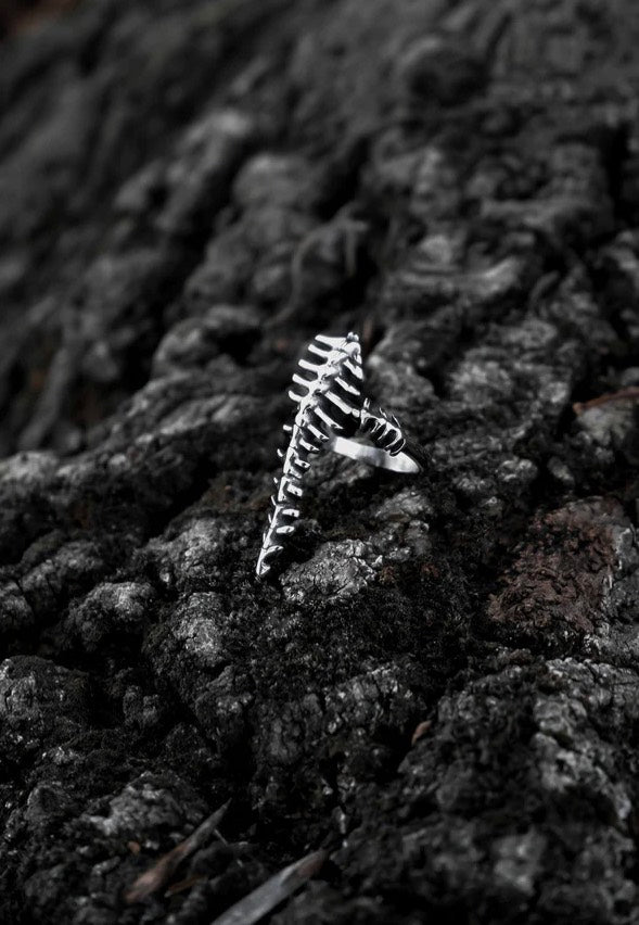 Lively Ghosts - Vertebrae Silver - Ring | Neutral-Image