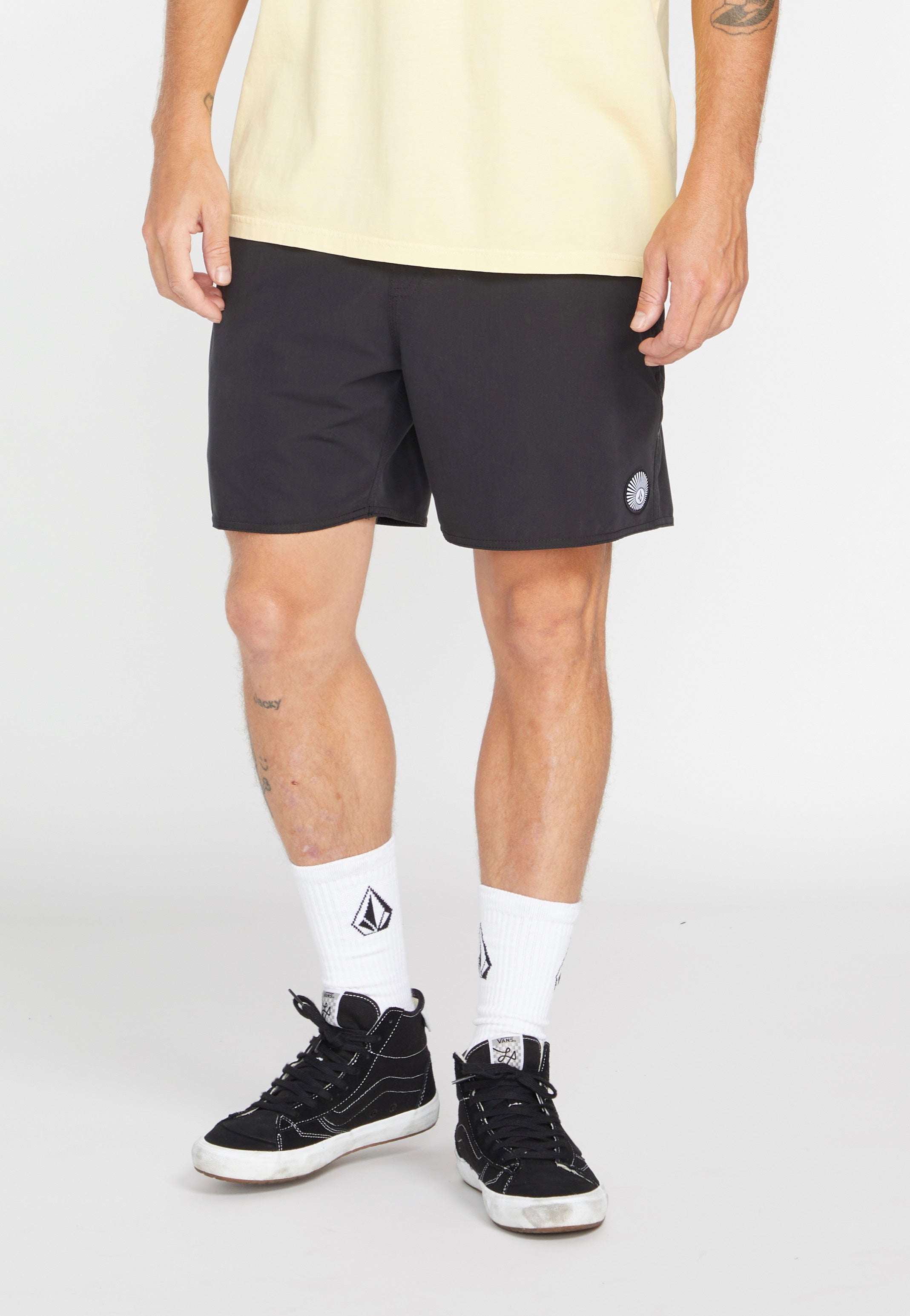 Volcom - Lido Solid Trunk 16 Black - Shorts | Men-Image