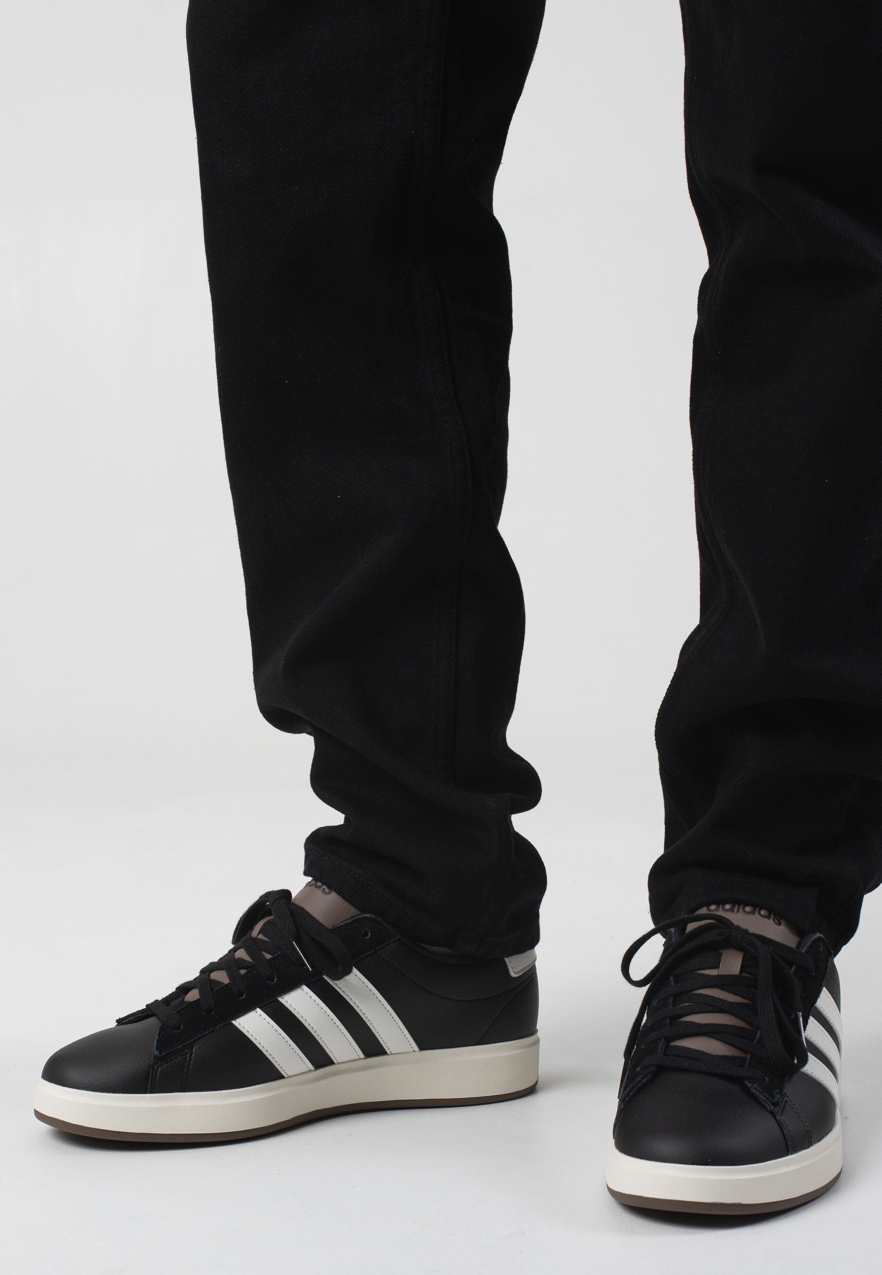 Adidas - Grand Court 2.0 Cblack/Owhite/Earstr - Shoes | Men-Image