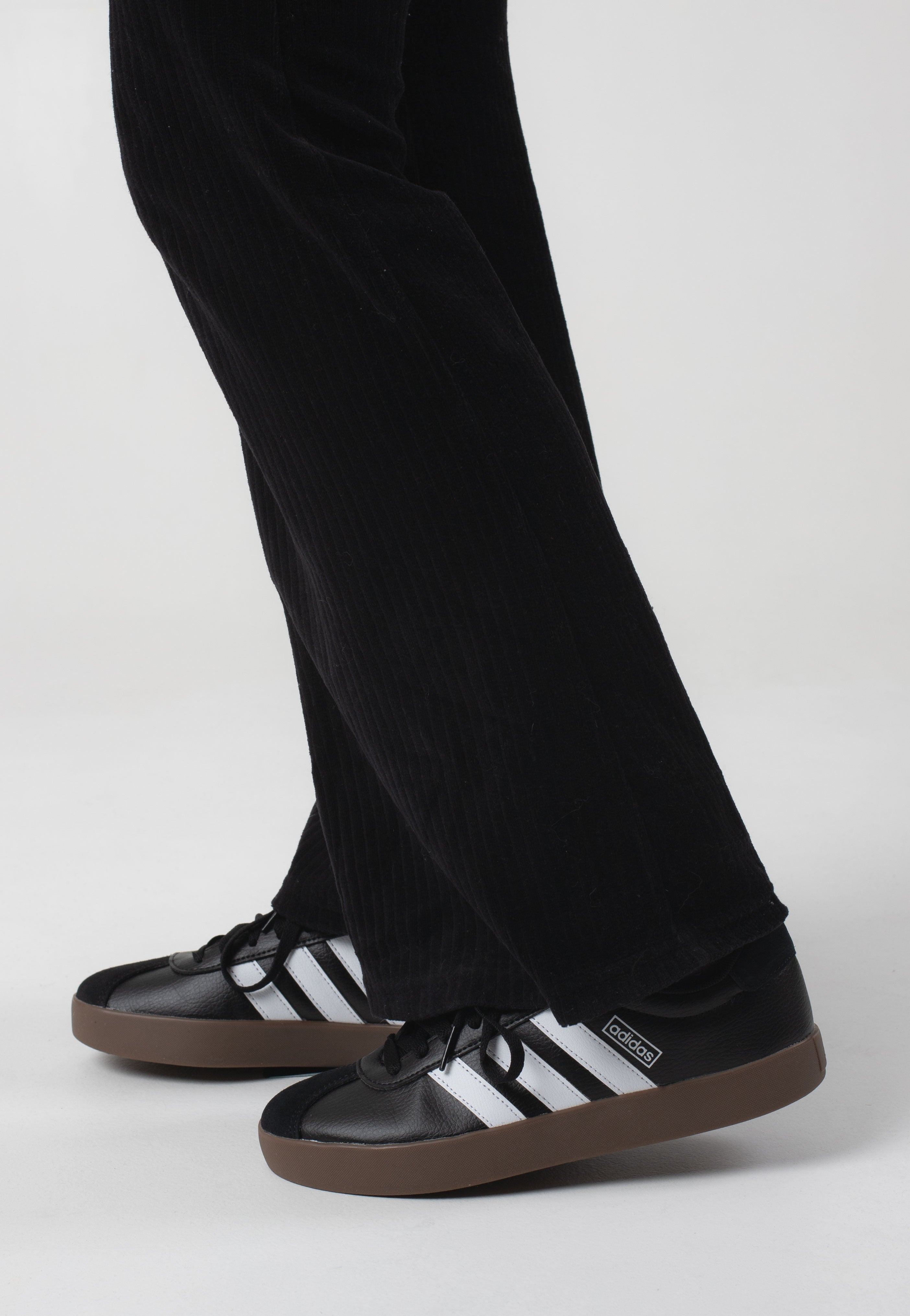 Adidas - Vl Court 3.0 Cblack/Ftwwht/Gum5 - Girl Shoes | Women-Image