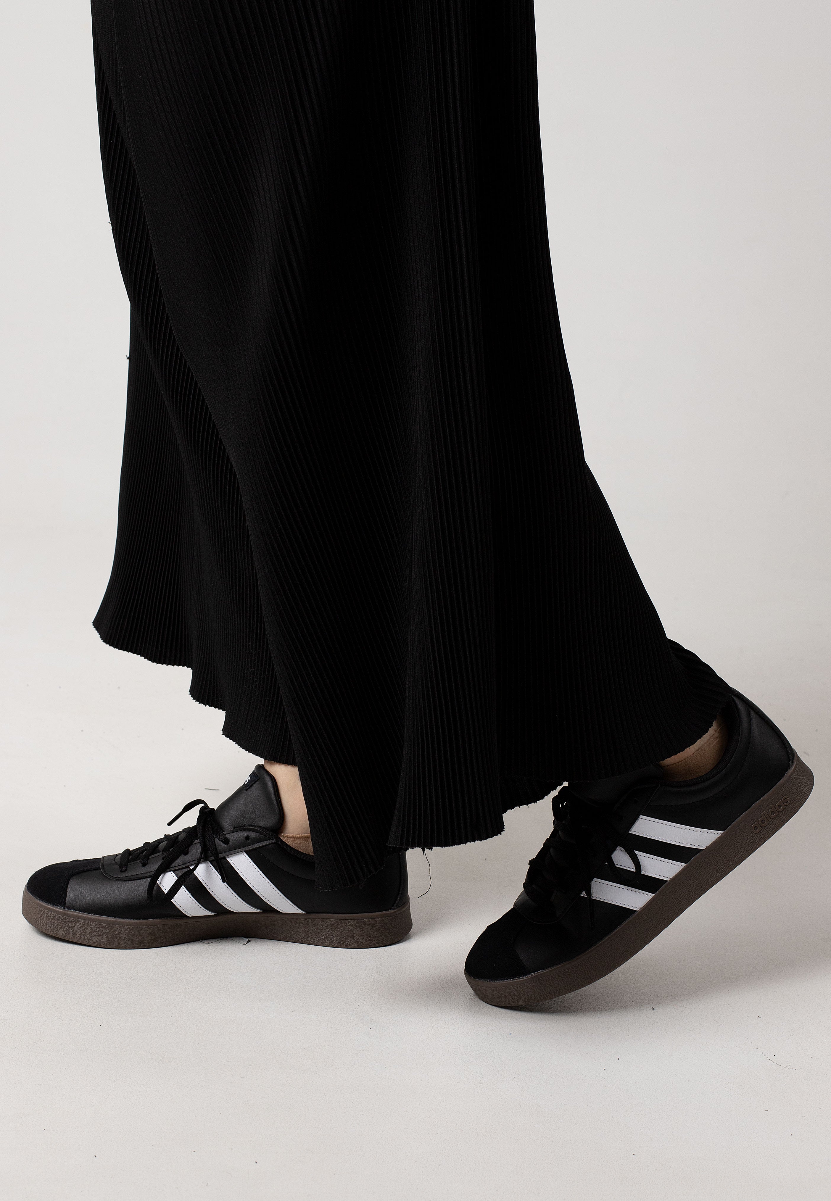 adidas - VL Court Base CBLACK/FTWWHT/CBLACK