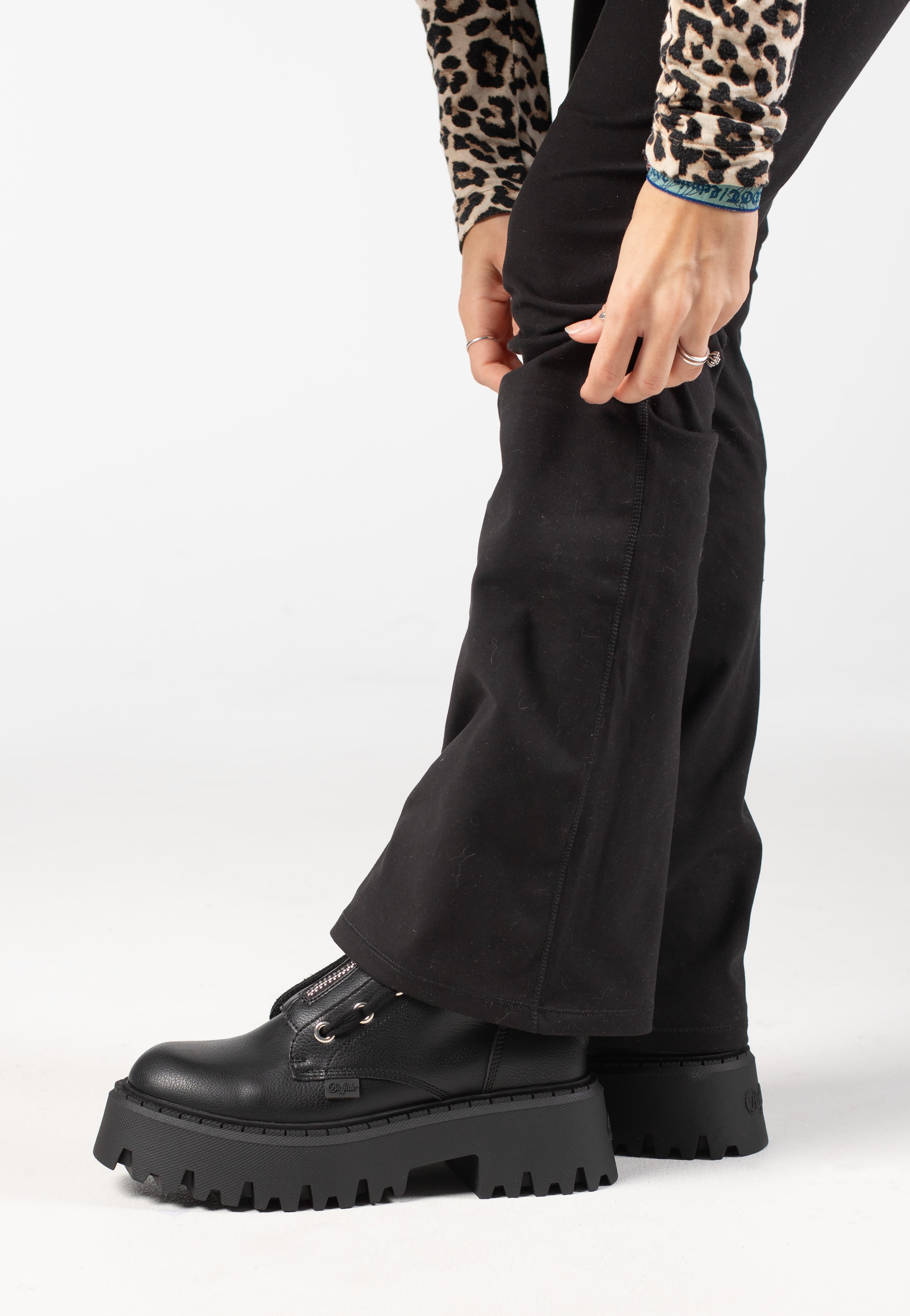 Buffalo - Aspen Front Zip Vegan Nappa  Black - Girl Shoes | Women-Image