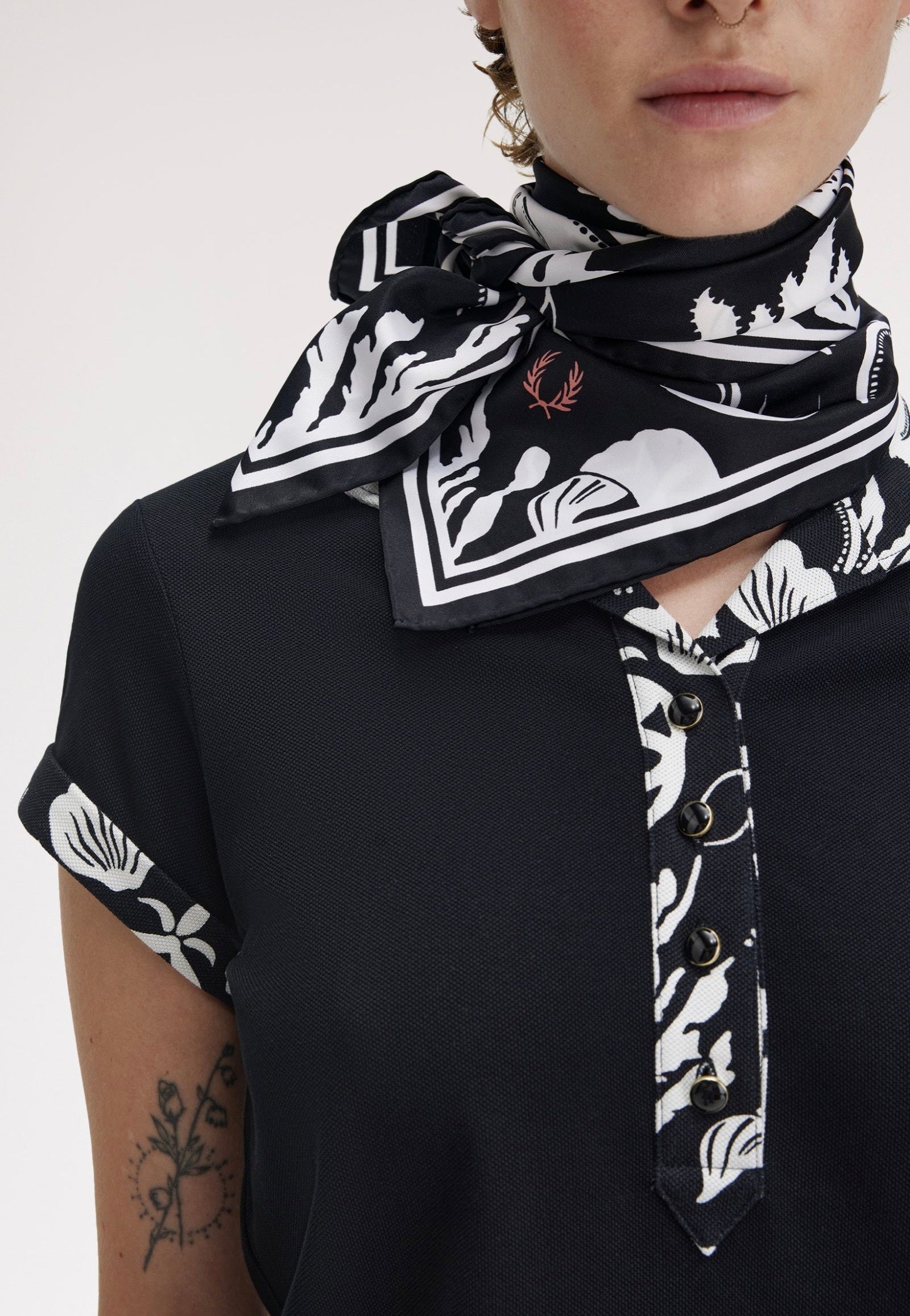 Fred Perry x Amy Winehouse - Amy Black - Scarf | Neutral-Image