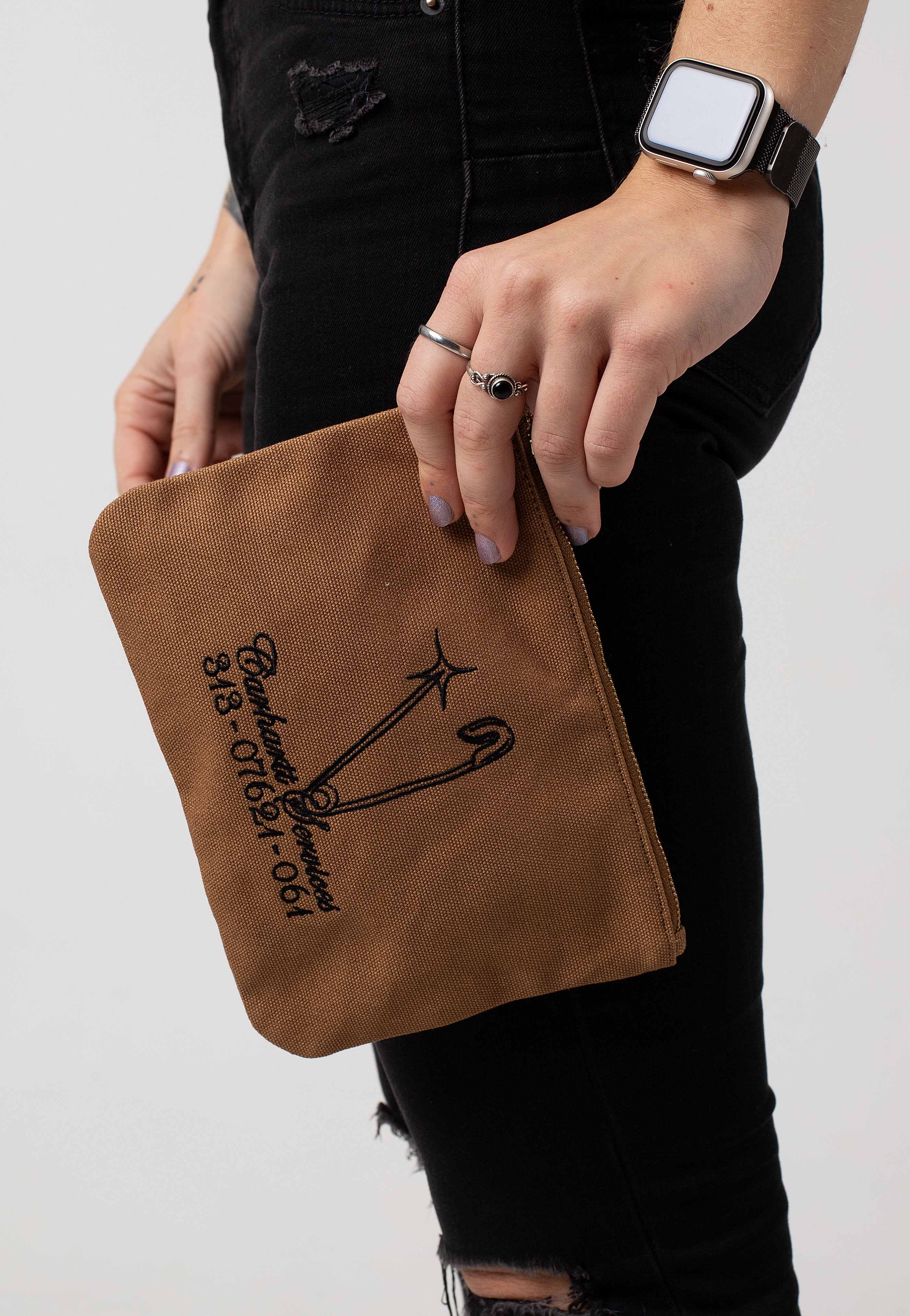 Carhartt WIP - Canvas Graphic Zip Safety Pin Embroidery/Hamilton Brown/Black - Wallet | Neutral-Image