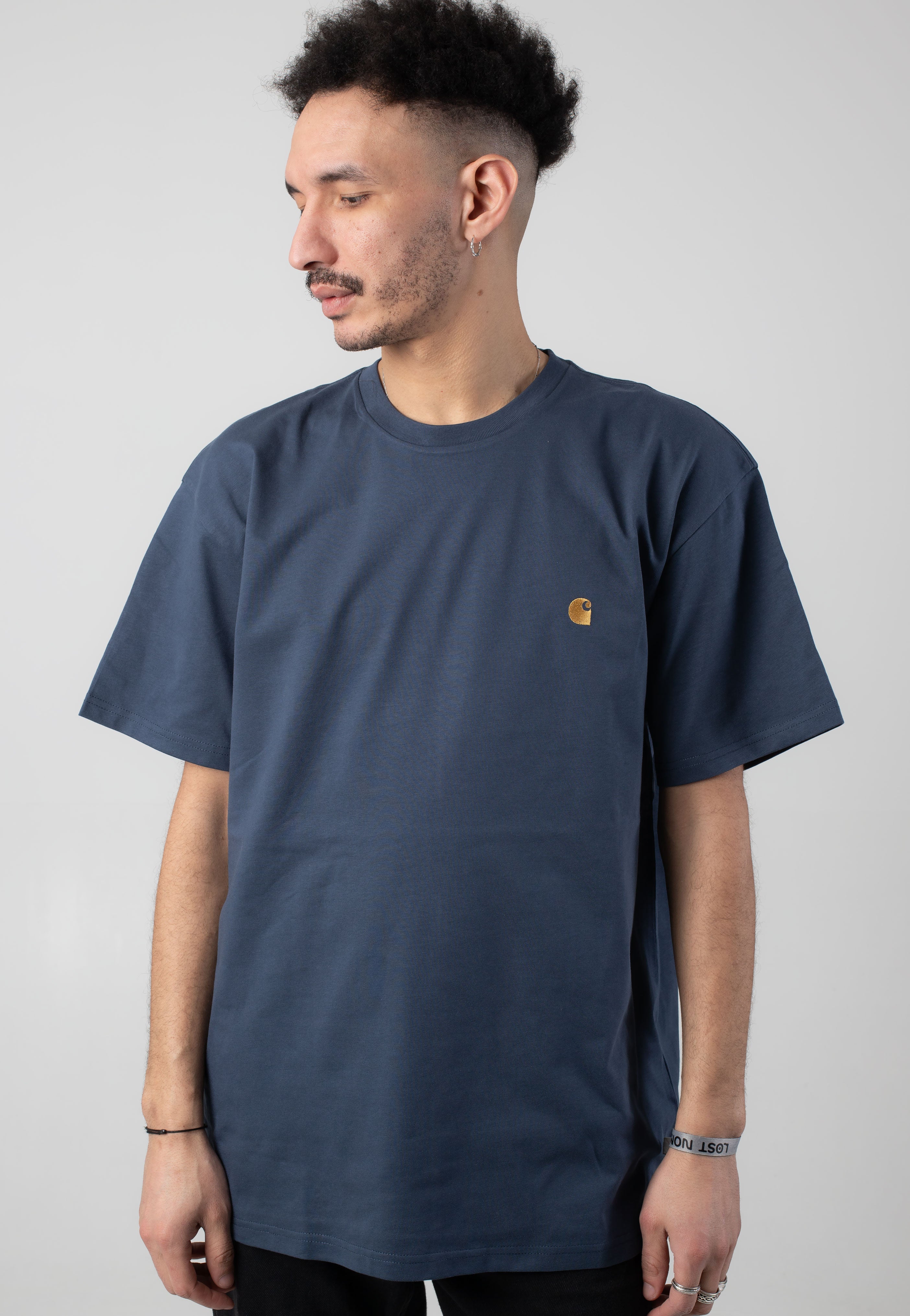 Carhartt WIP - Chase Dusky Blue/Gold - T-Shirt | Men-Image