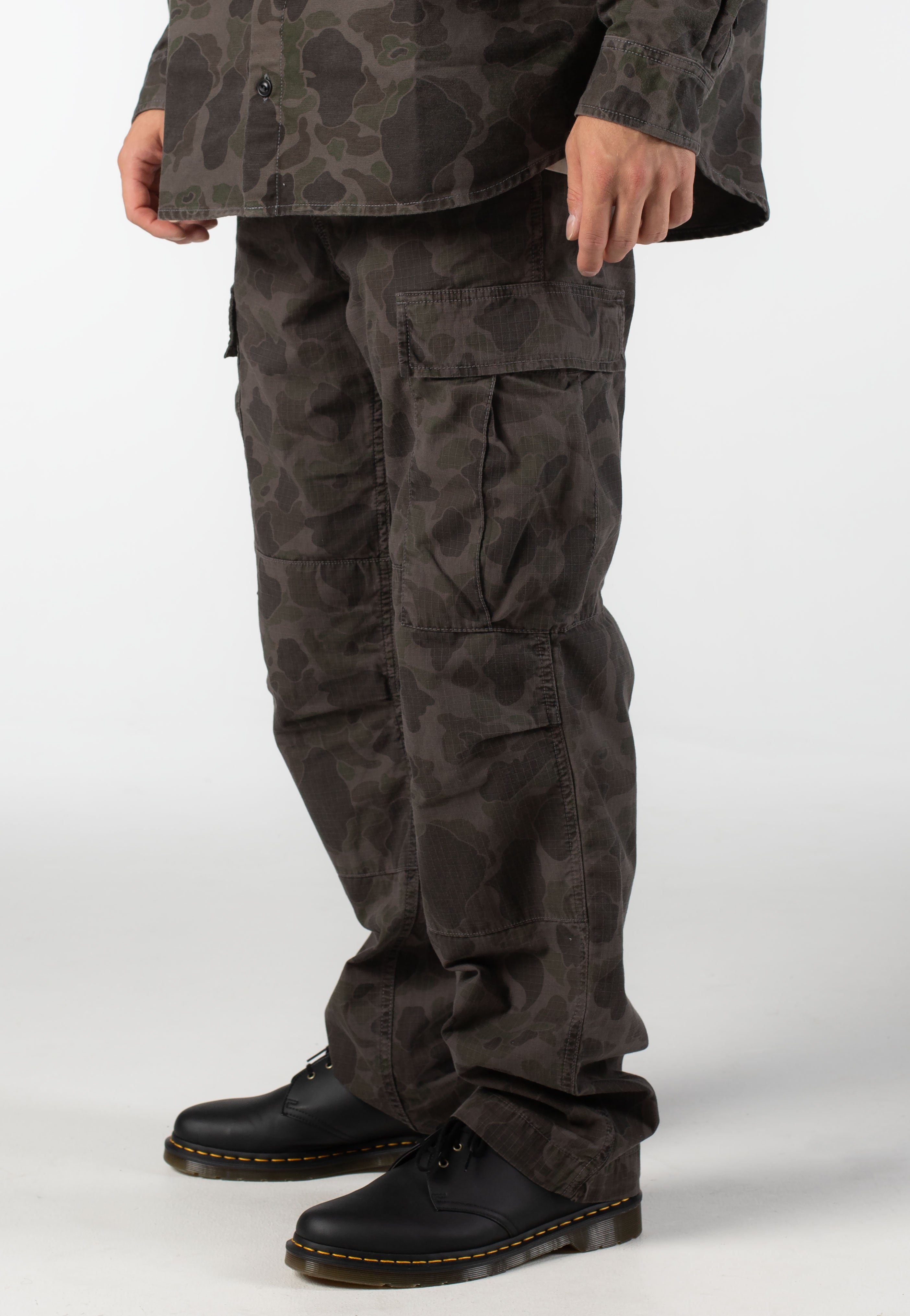 Carhartt WIP - Duck Cargo Garment Dyed Camo Duck/Green/Porphyry - Pants | Men-Image