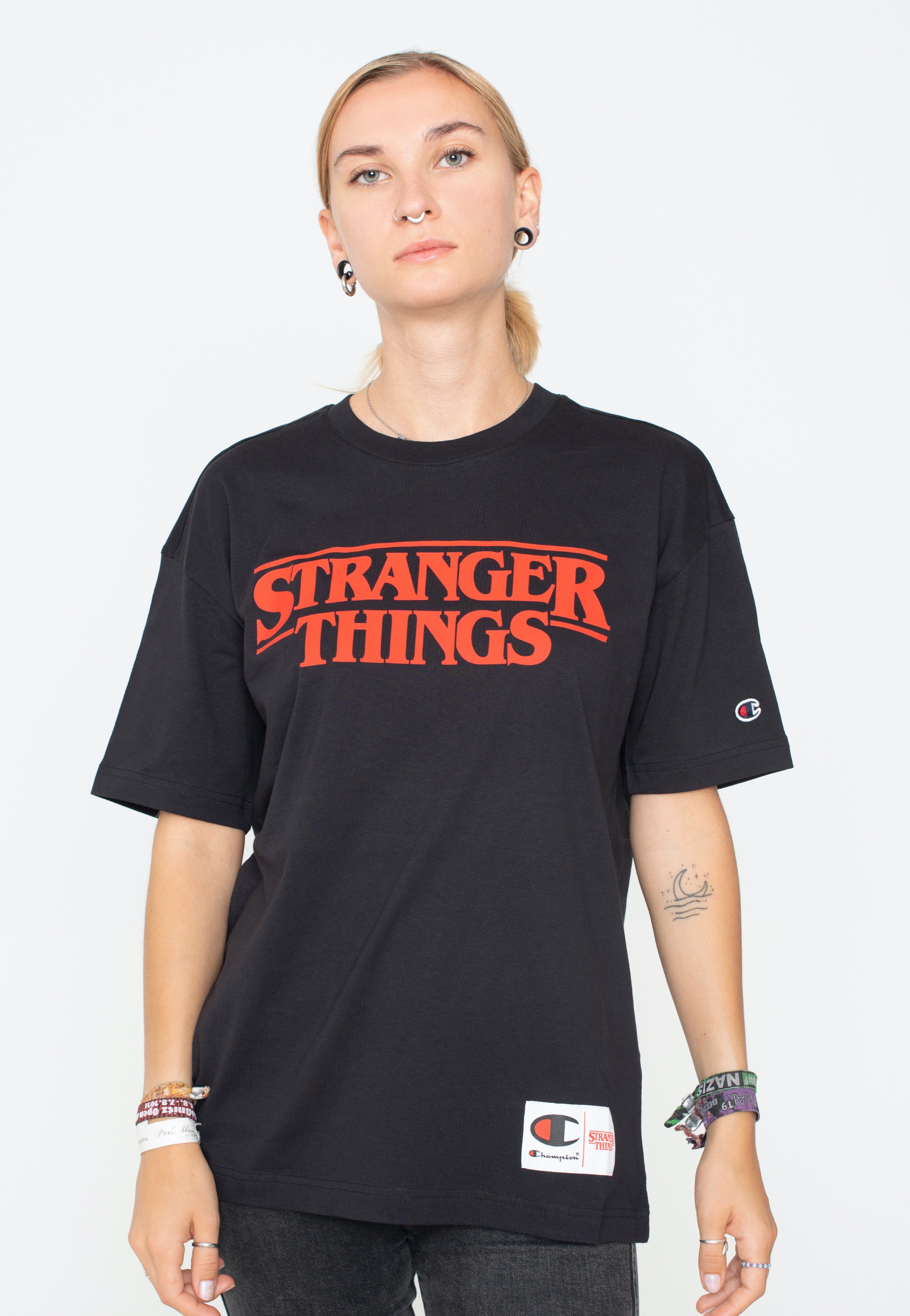 Champion x Stranger Things - Crewneck Black Beauty - T-Shirt | Women-Image