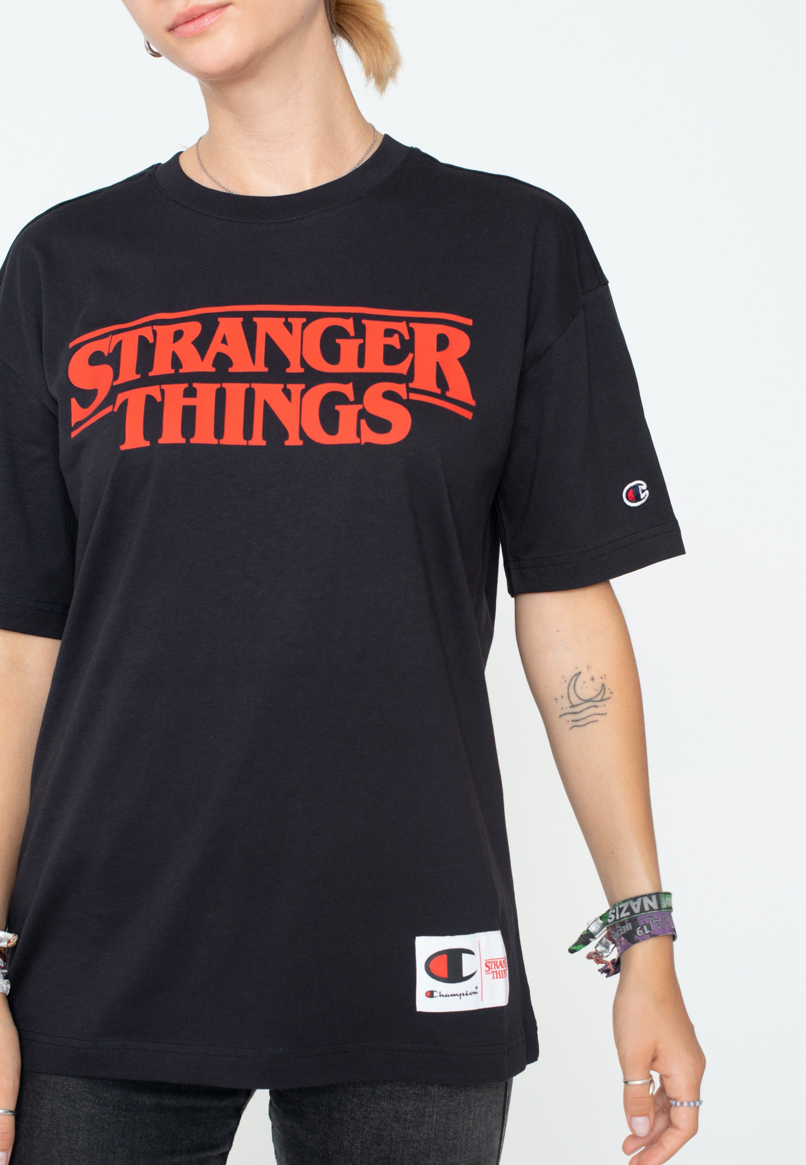 Champion x Stranger Things - Crewneck Black Beauty - T-Shirt | Women-Image