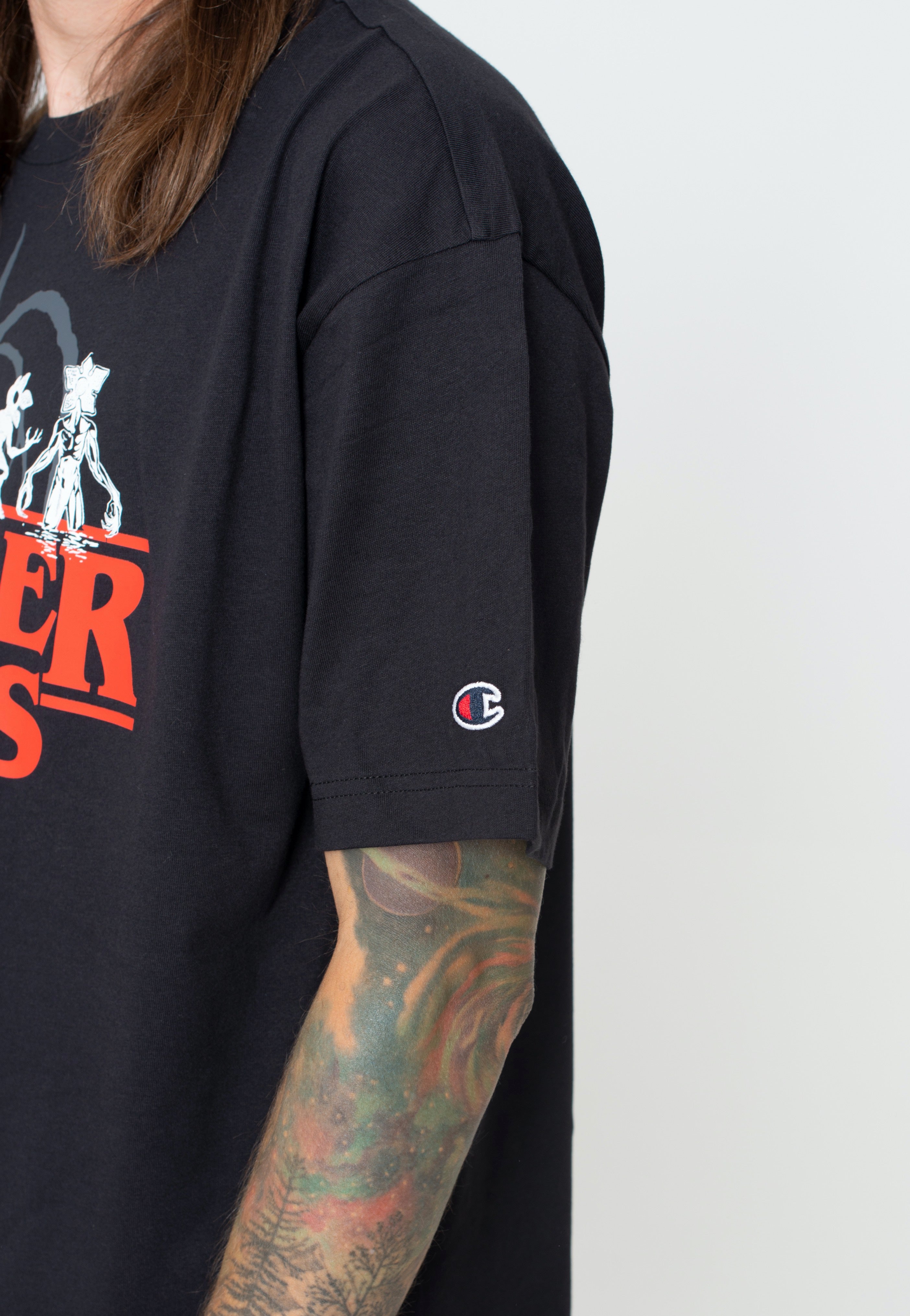 Champion x Stranger Things - Crewneck Black Beauty C - T-Shirt | Men-Image