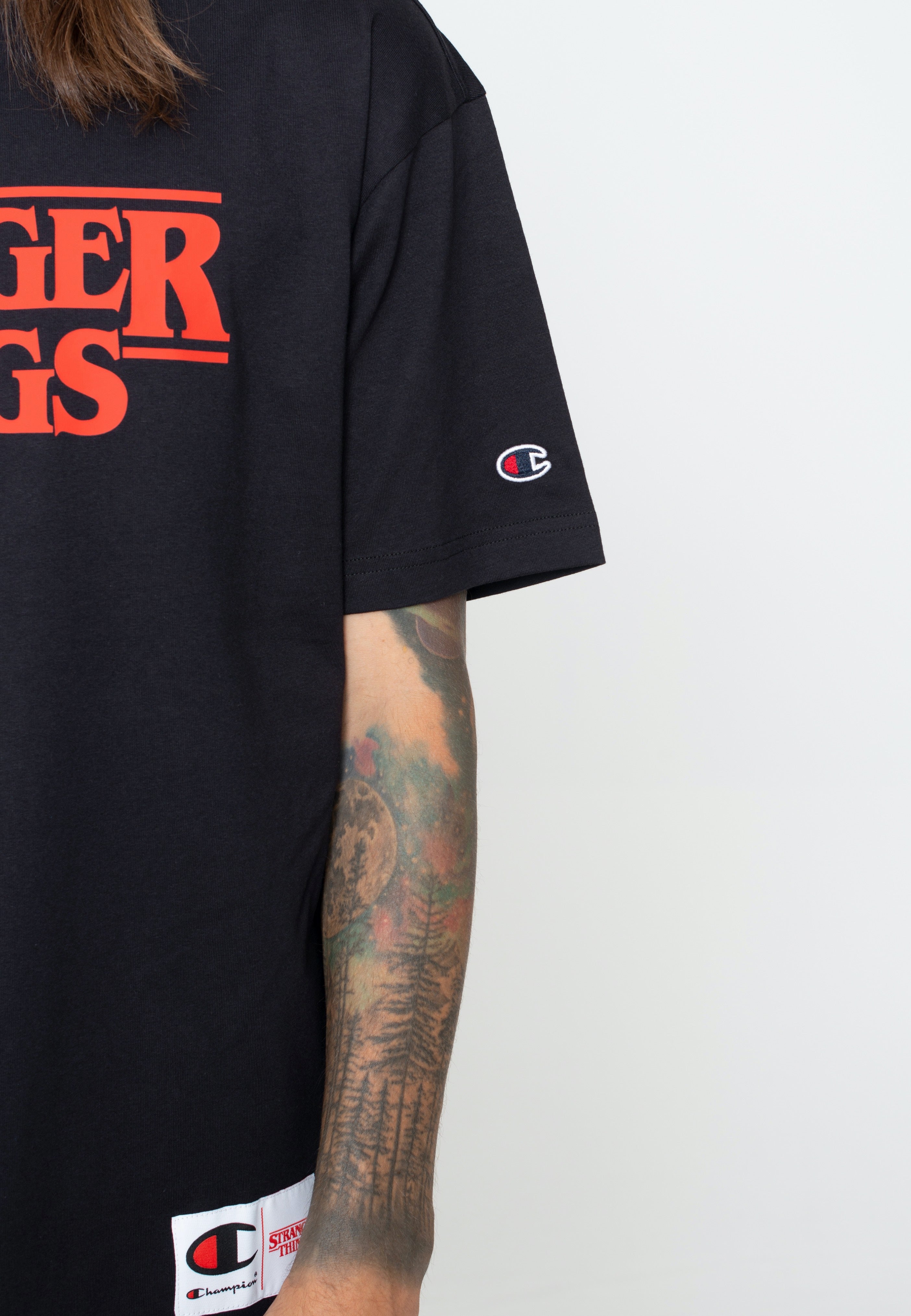 Champion x Stranger Things - Crewneck Black Beauty - T-Shirt | Men-Image