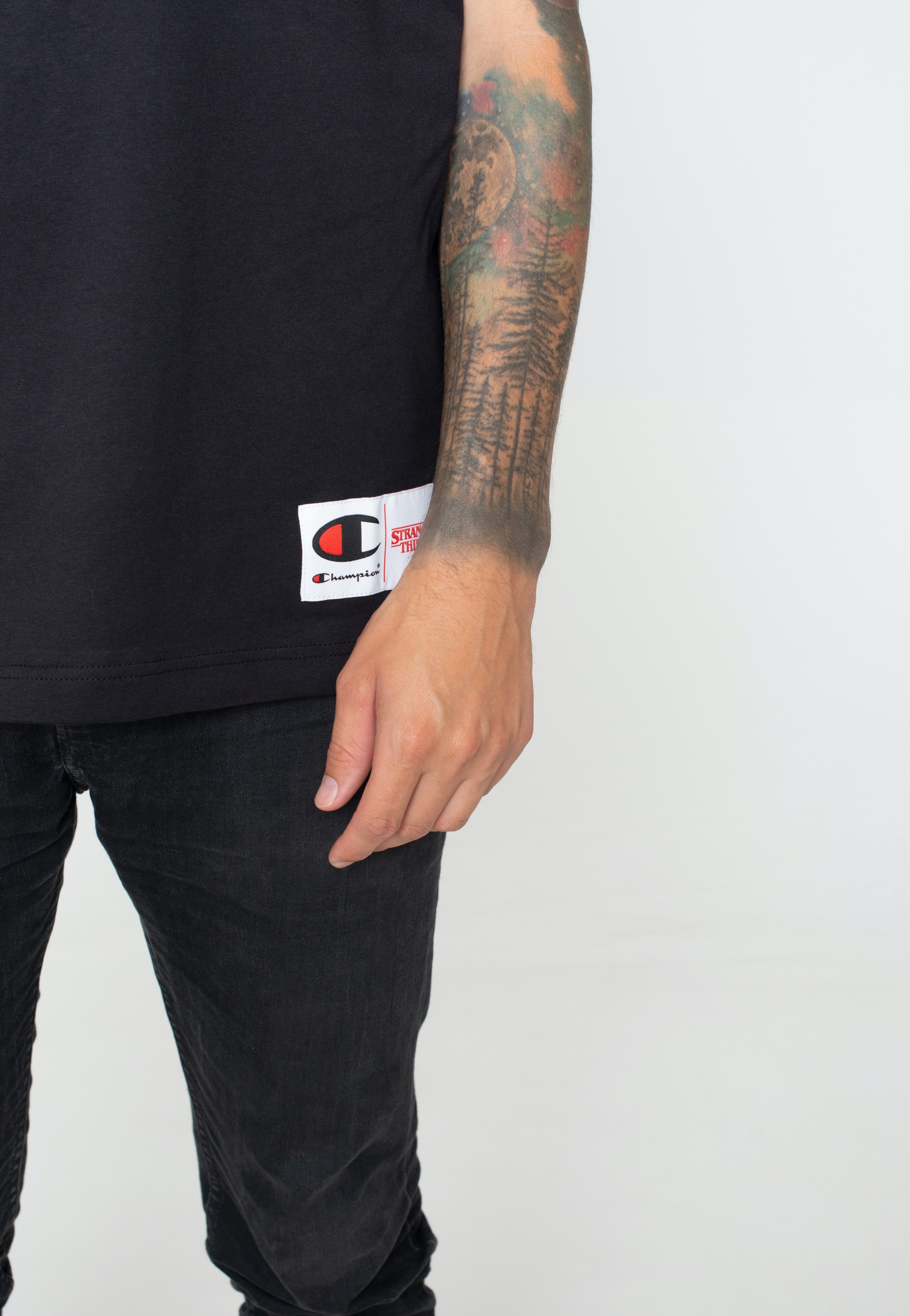 Champion x Stranger Things - Crewneck Black Beauty - T-Shirt | Men-Image