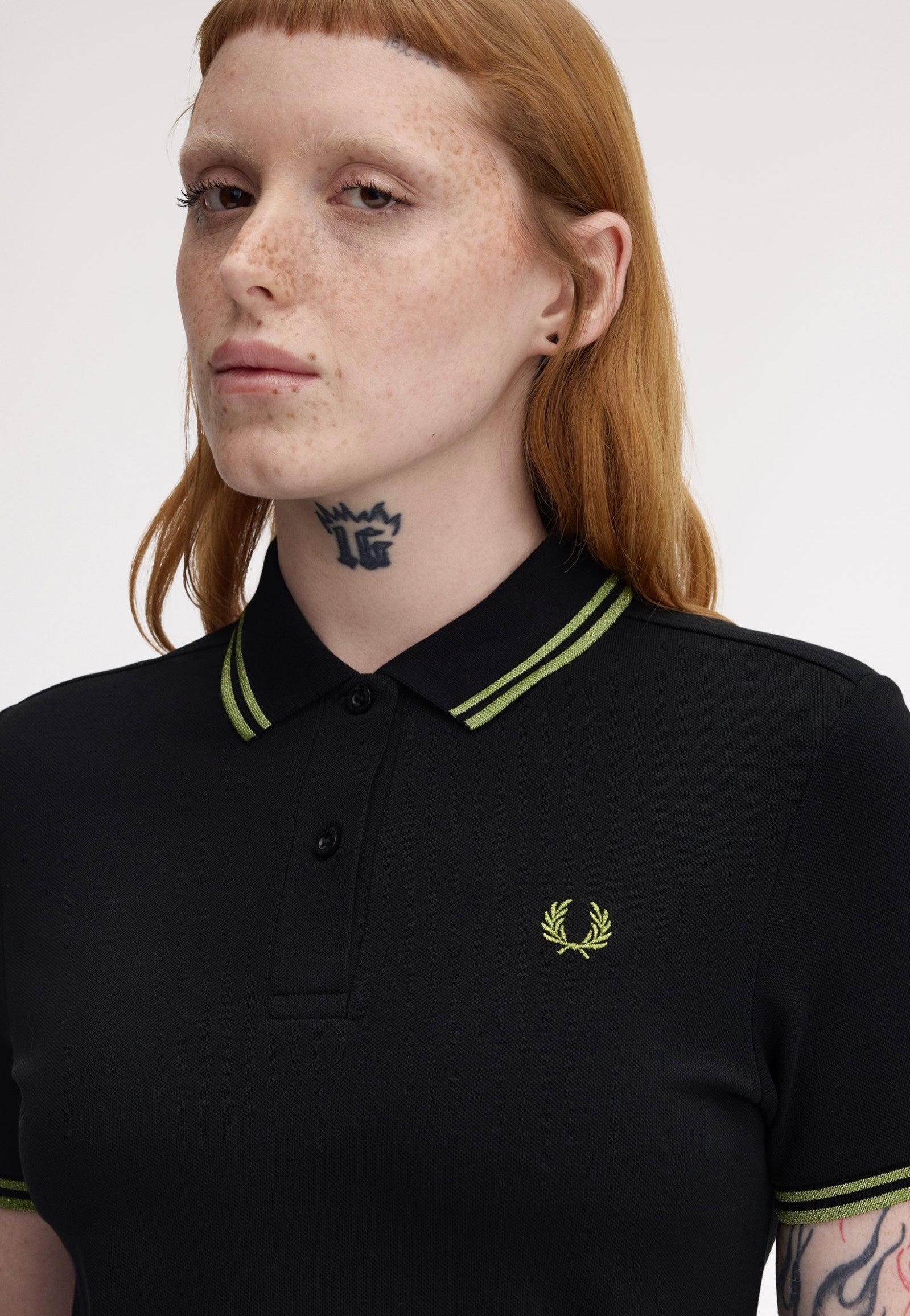 Fred Perry - Twin Tipped Fred Perry Black/Metallic Tennis Ball Yellow - Dress | Women-Image