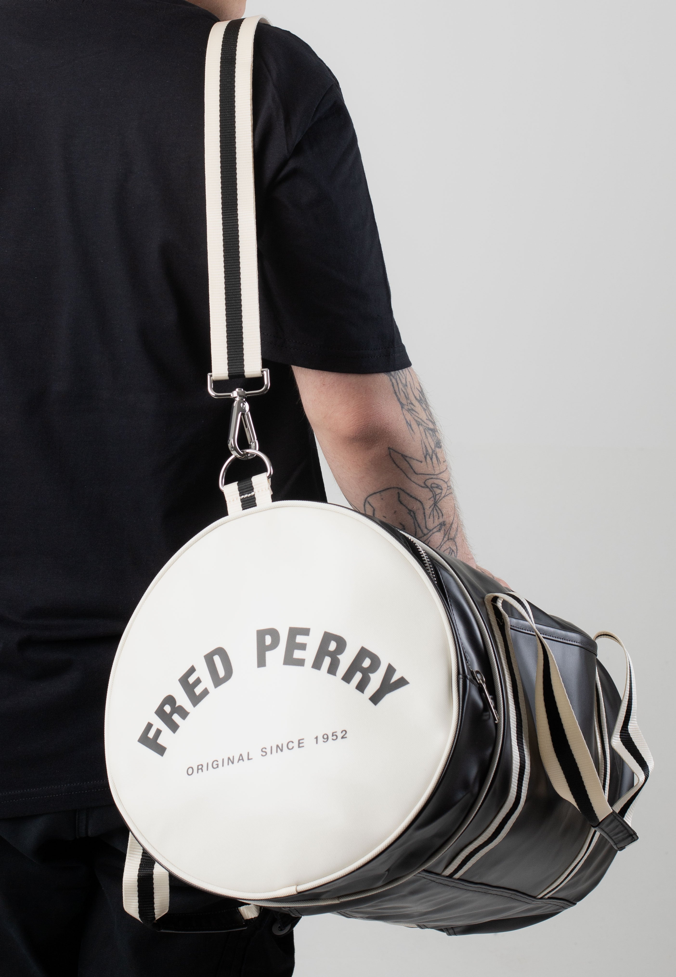 Fred Perry - Classic Large Barrel Black/Ecru - Dufflebag | Neutral-Image
