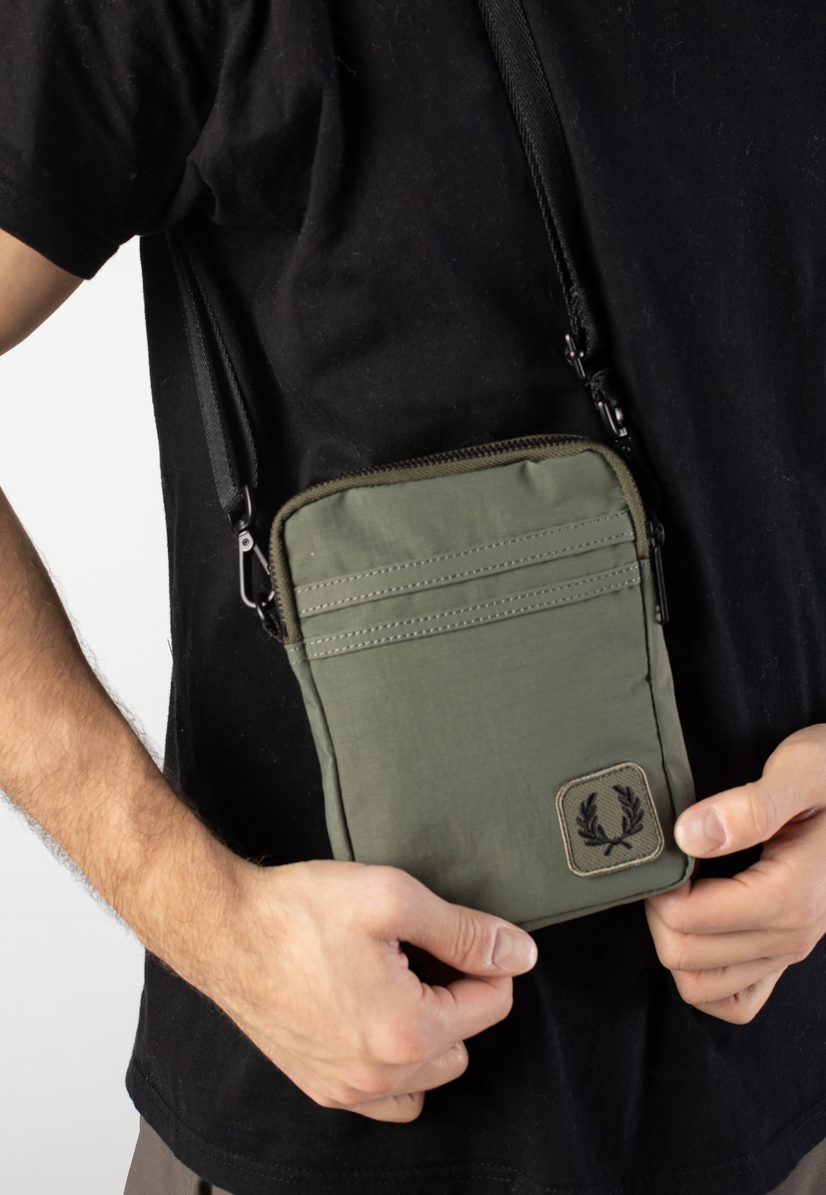 Fred Perry - Nylon Badge Small Side Laurel Wreath Green - Travel Bag | Neutral-Image