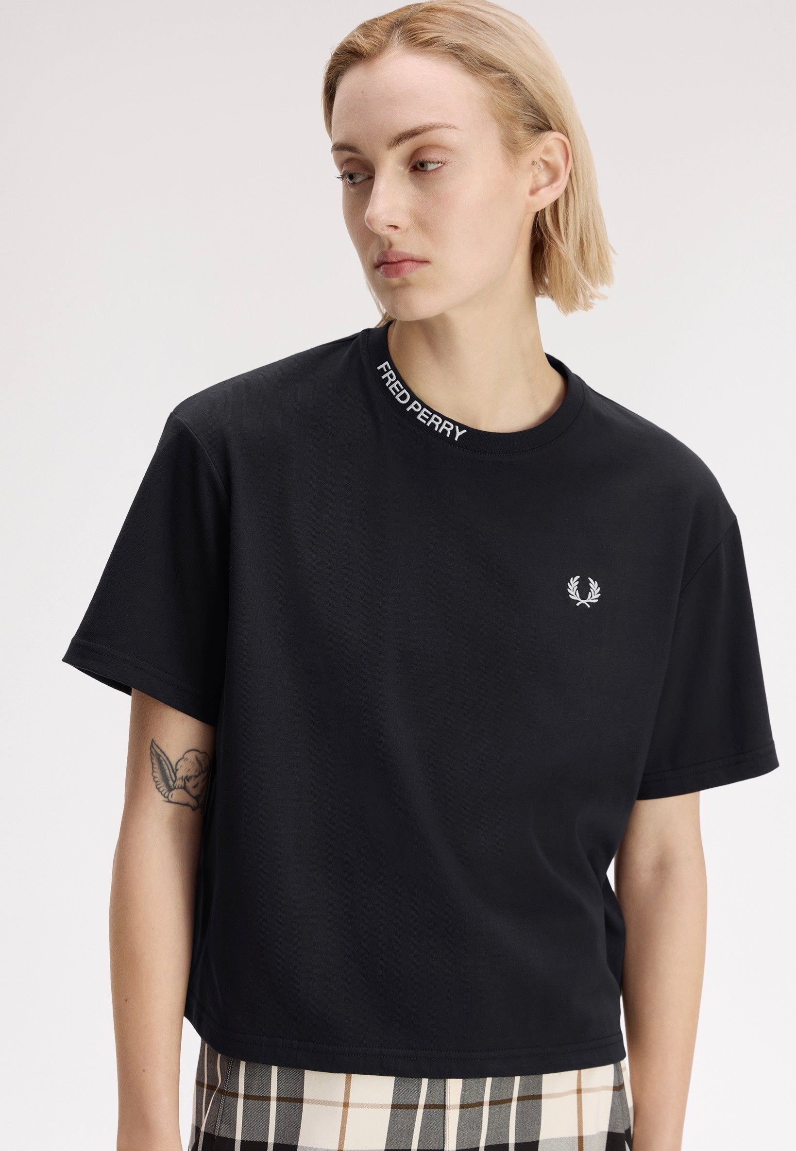Fred Perry - Embroidered Black - T-Shirt | Women-Image
