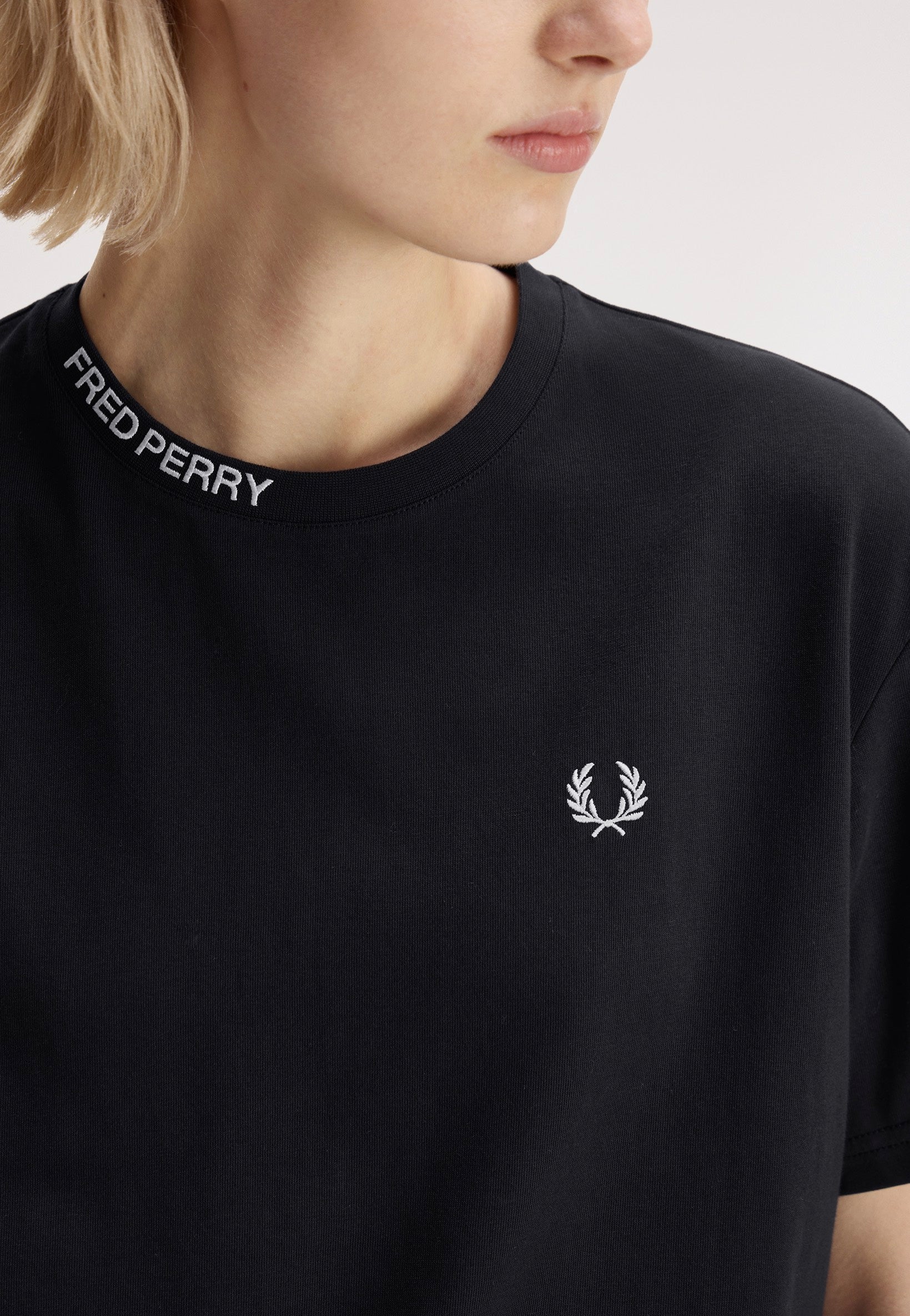 Fred Perry - Embroidered Black - T-Shirt | Women-Image