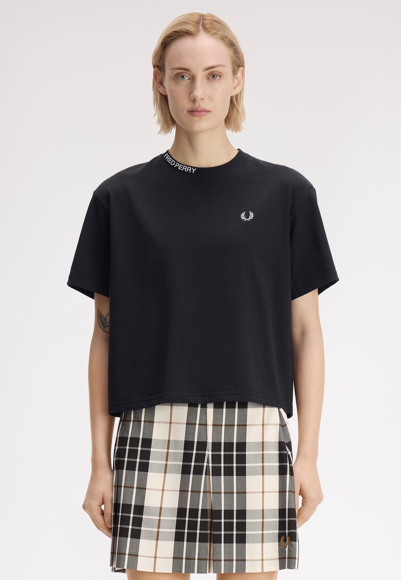 Fred Perry - Embroidered Black - T-Shirt | Women-Image