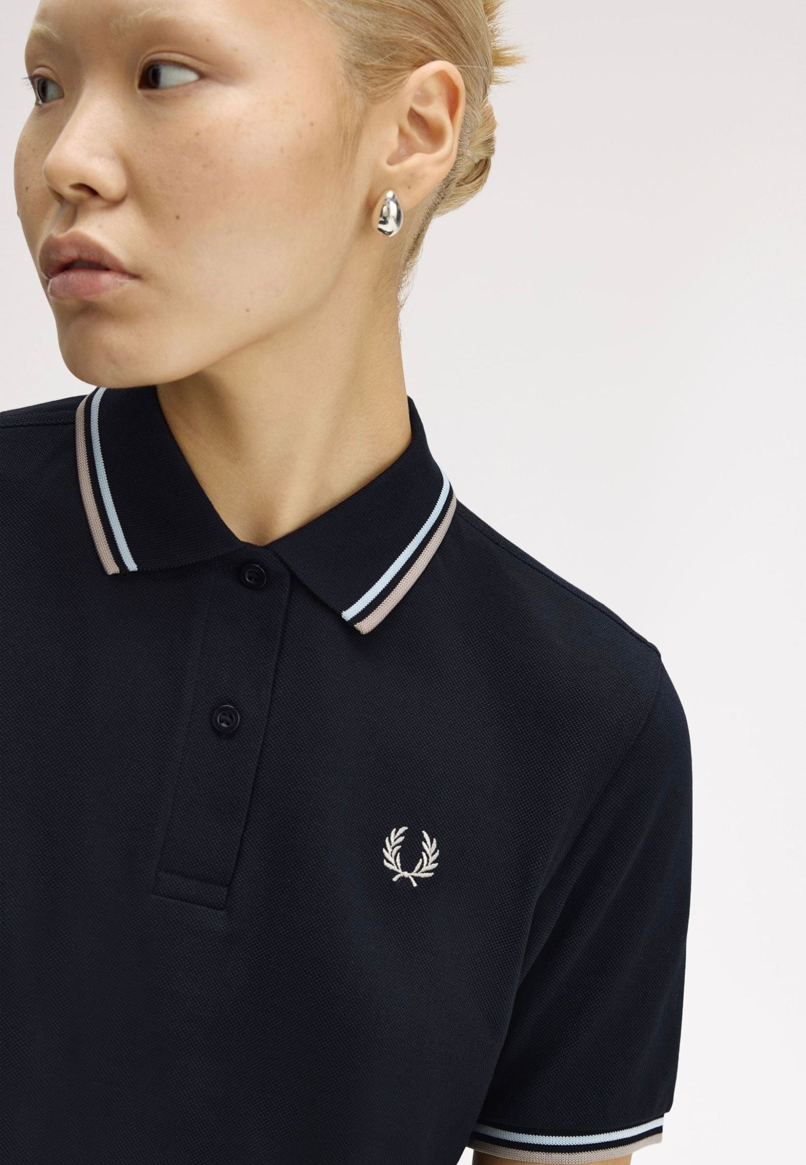 Fred Perry - Twin Tipped Navy/Light Ice/Warm Oatmeal - Polo | Women-Image
