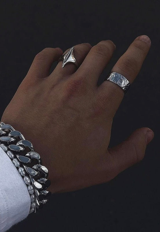 Fainz Hammered Silver Prsten | Neutral-Image