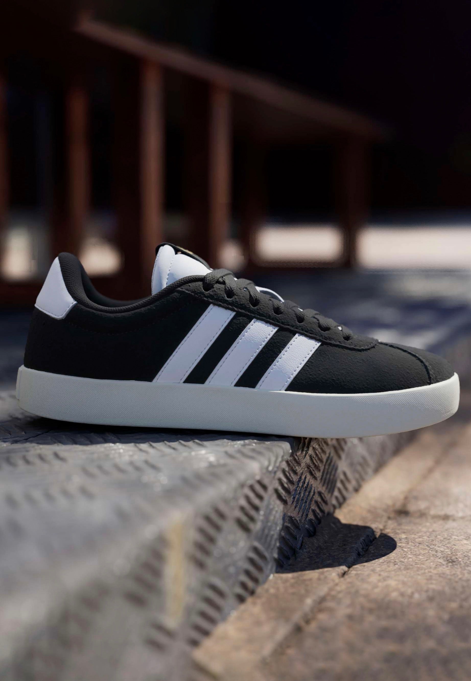 Adidas - VL Court 3.0 Cblack/Ftwwht/Goldmt - Girl Shoes | Women-Image