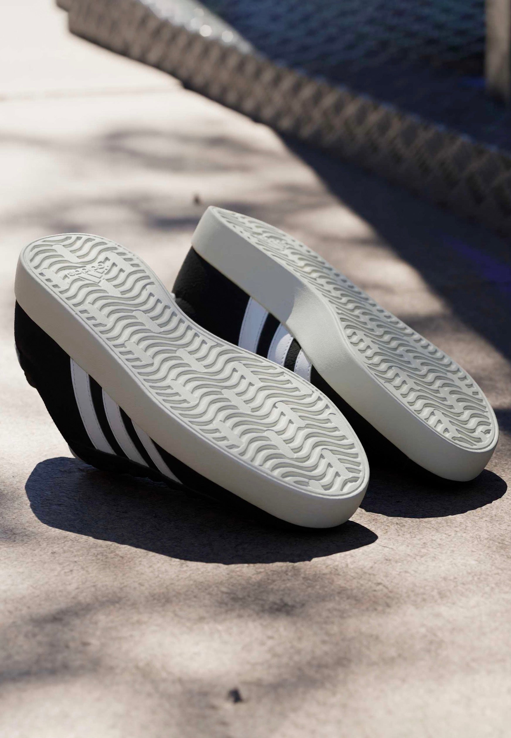 Adidas - VL Court 3.0 Cblack/Ftwwht/Goldmt - Girl Shoes | Women-Image