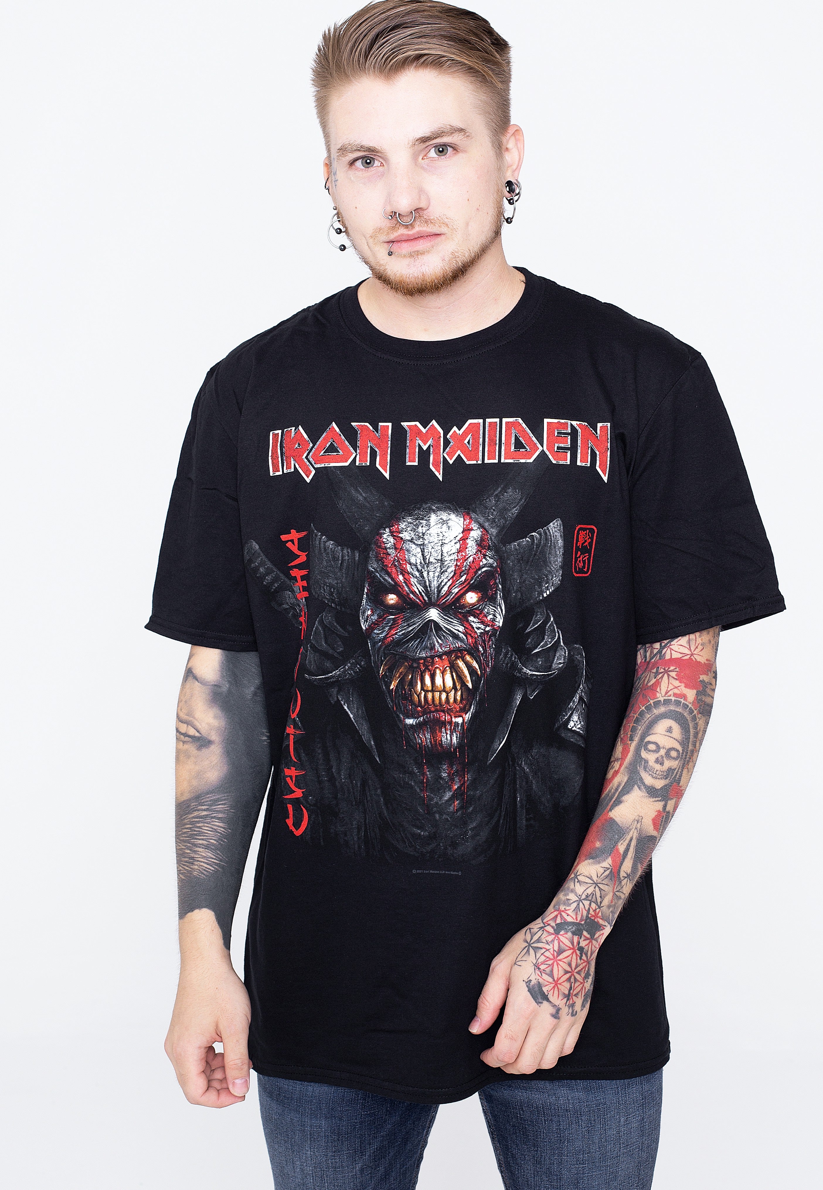 廃番！マトゥー 天 (テン) 二十　ブラック×ブラック Iron Maiden - Senjutsu Black Cover Vertical Logo - T-Shirt | Impericon