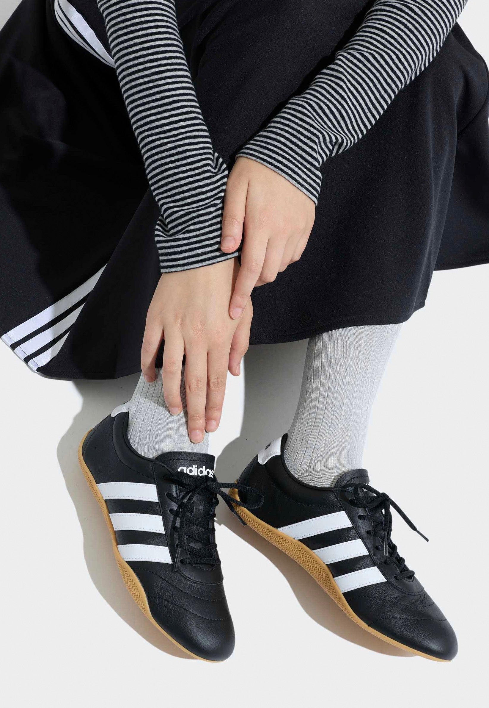 Adidas - Grand Court Lo Cblack/Ftwwht/Gum3 - Girl Shoes | Women-Image