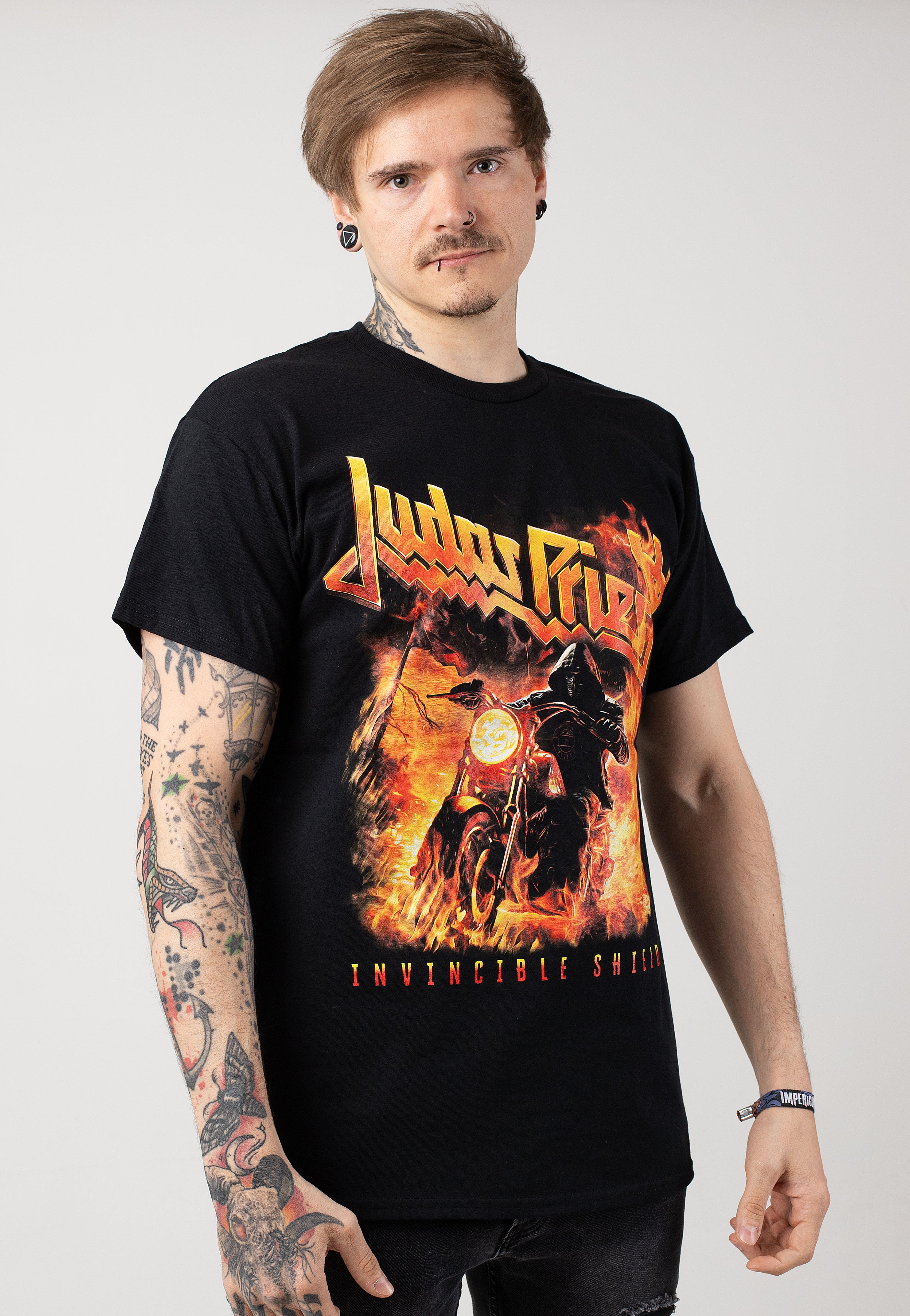 ジューダス・プリースト Invincible Shield Tシャツ Judas Priest Invincible Shield Biker - T-Shirt | Impericon