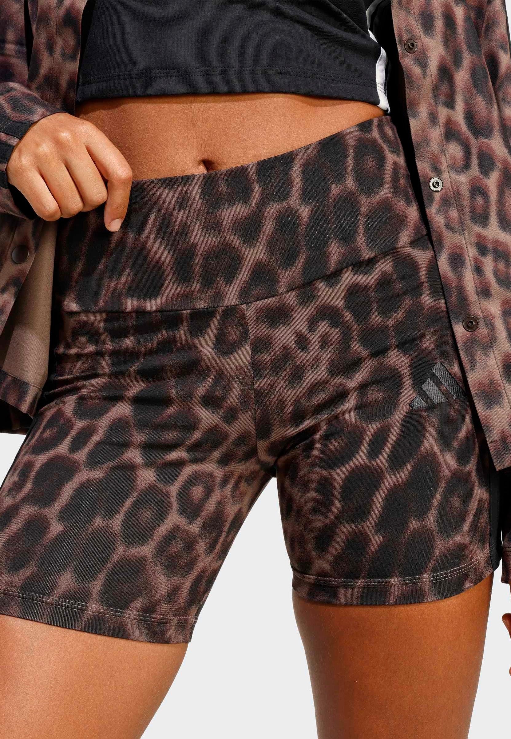 Adidas - W AOP Bk Multco/Earstr - Shorts | Women-Image