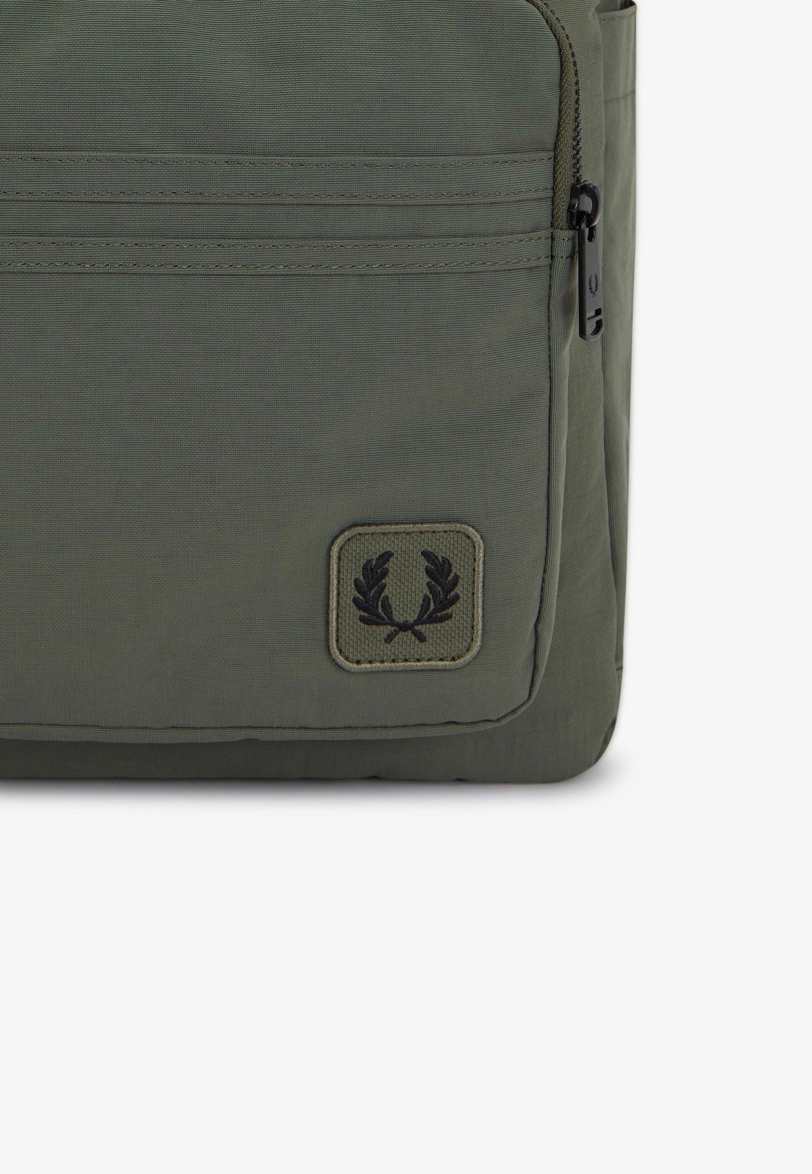 Fred Perry - Nylon Badge Laurel Wreath Green - Backpack | Neutral-Image