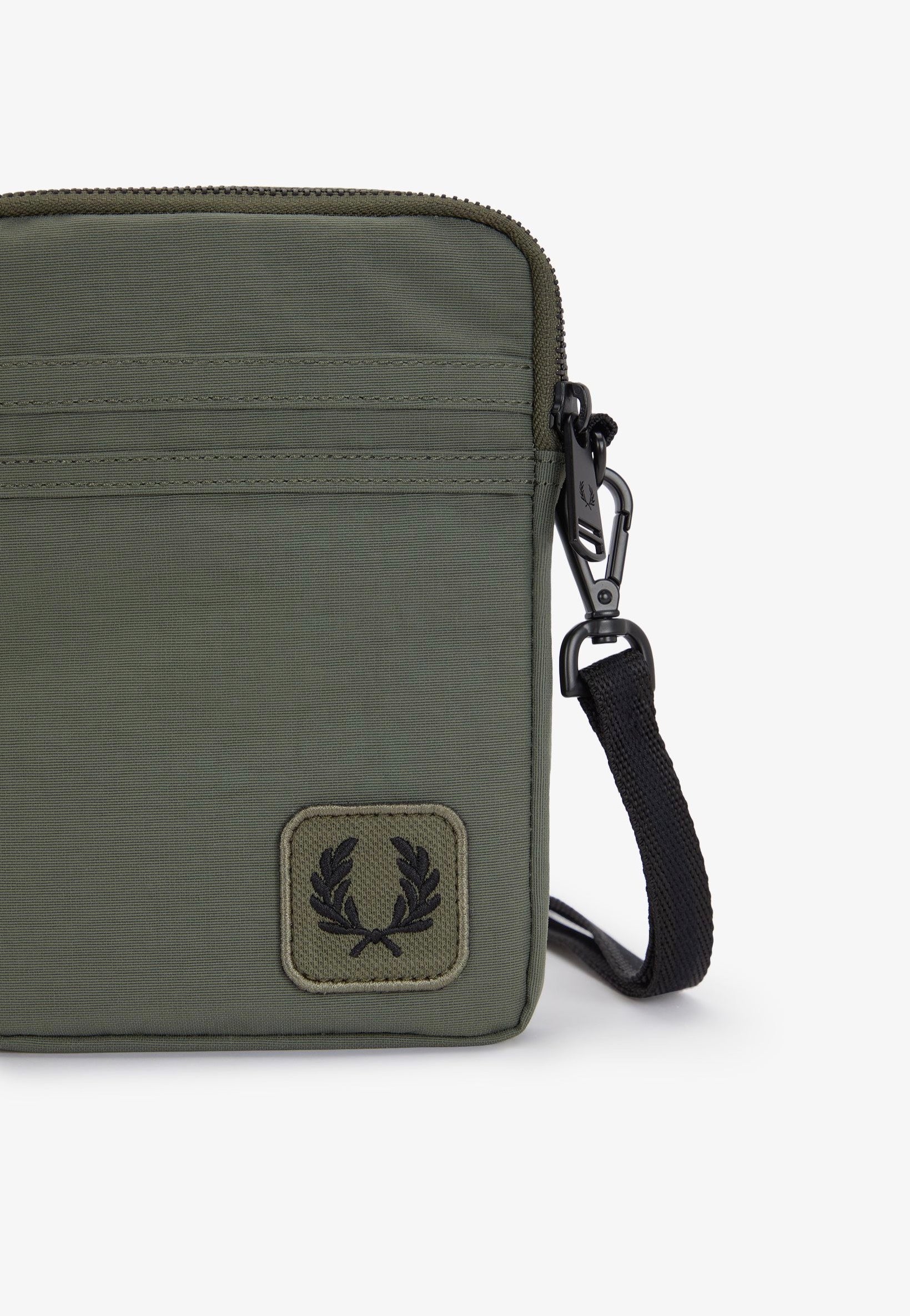 Fred Perry - Nylon Badge Small Side Laurel Wreath Green - Travel Bag | Neutral-Image