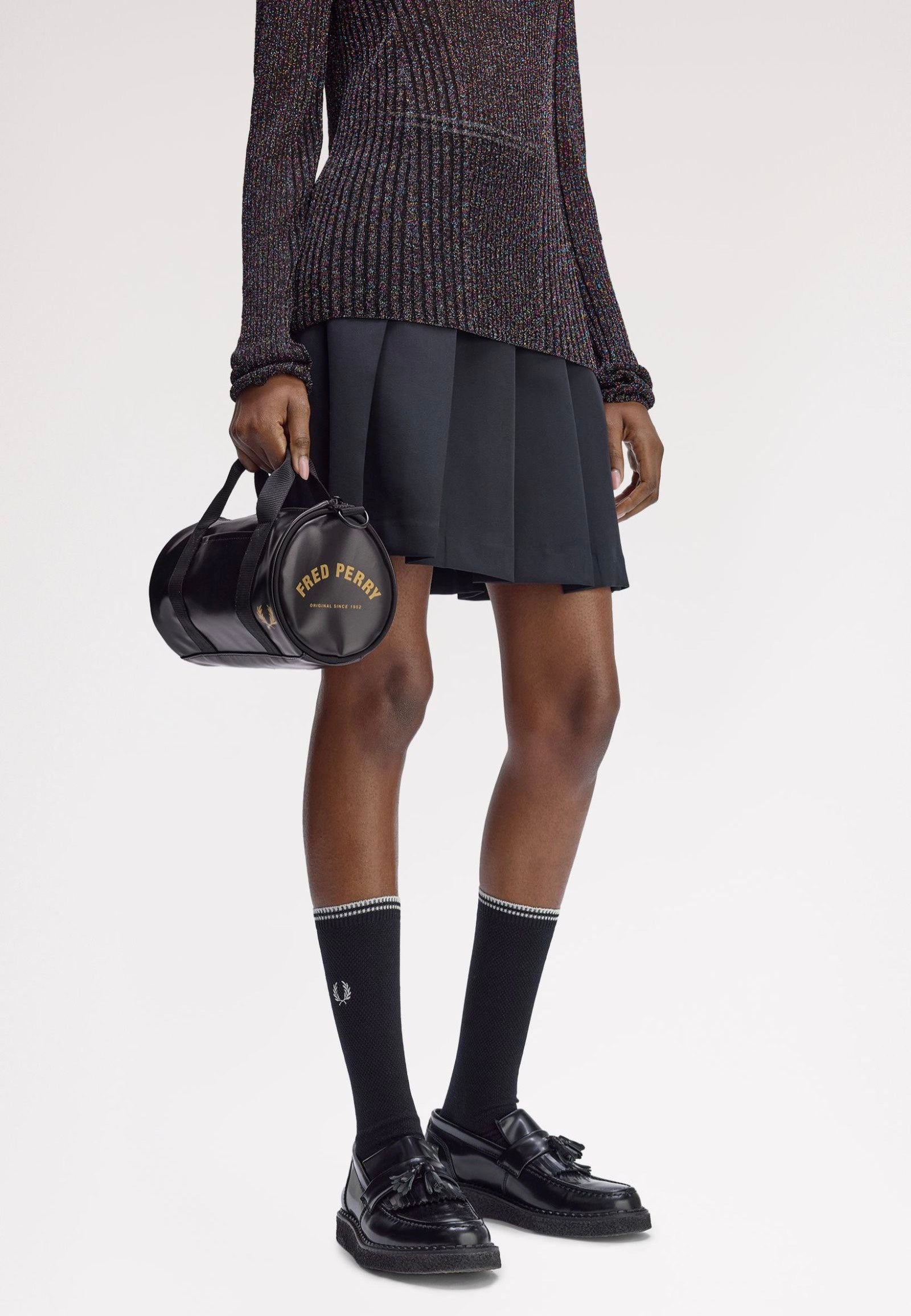 Fred Perry - Tonal Classic Mini Barrel Black/Gold - Dufflebag | Neutral-Image