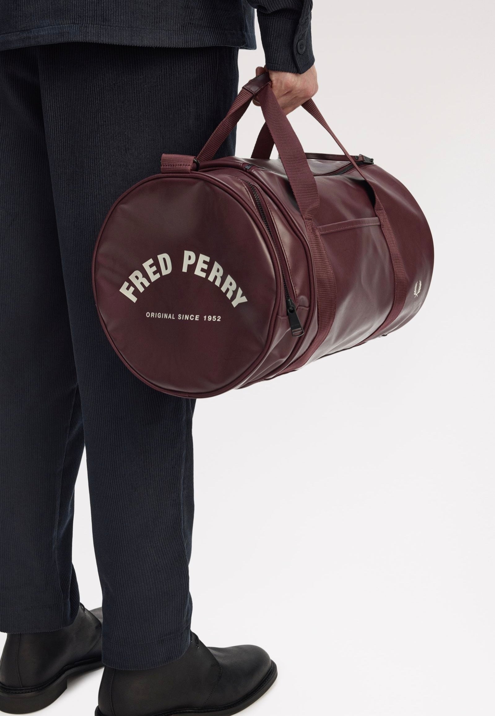 Fred Perry - Tonal Classic Barrel Oxblood - Dufflebag | Neutral-Image