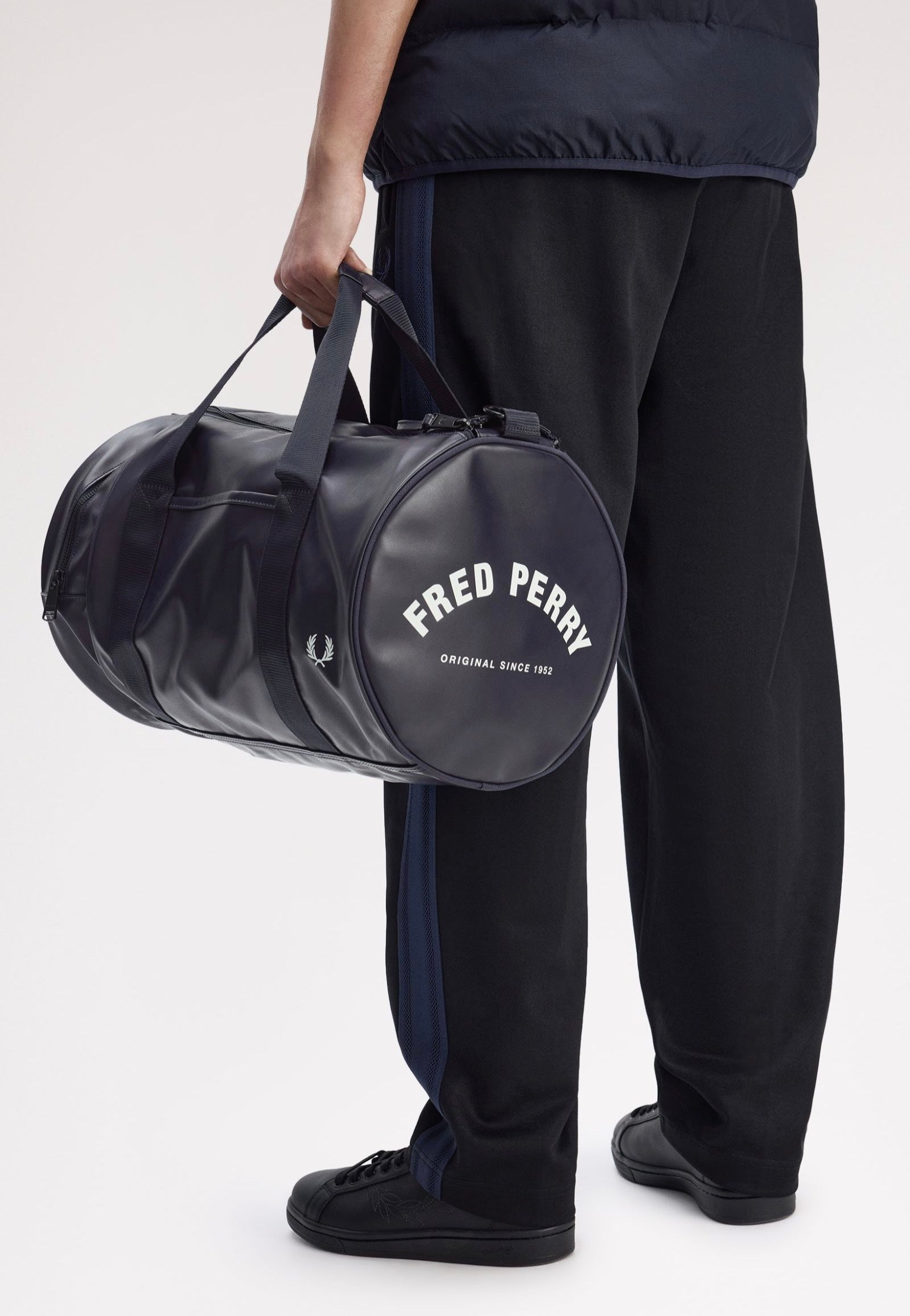 Fred Perry - Tonal Classic Barrel Navy - Dufflebag | Neutral-Image