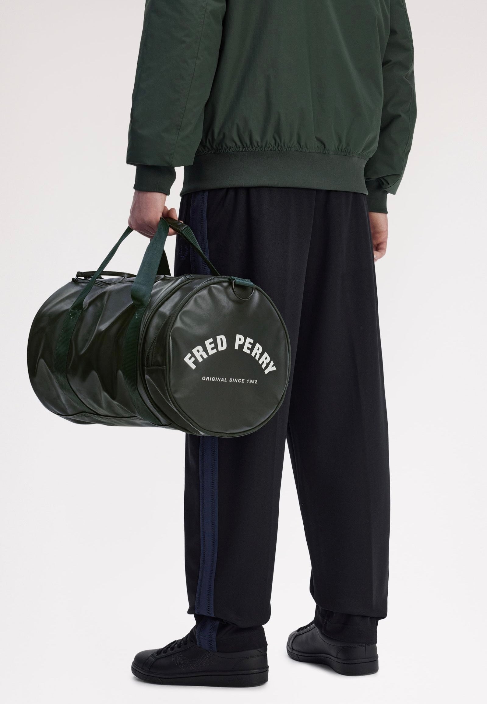 Fred Perry - Tonal Classic Barrel Night Green - Dufflebag | Neutral-Image