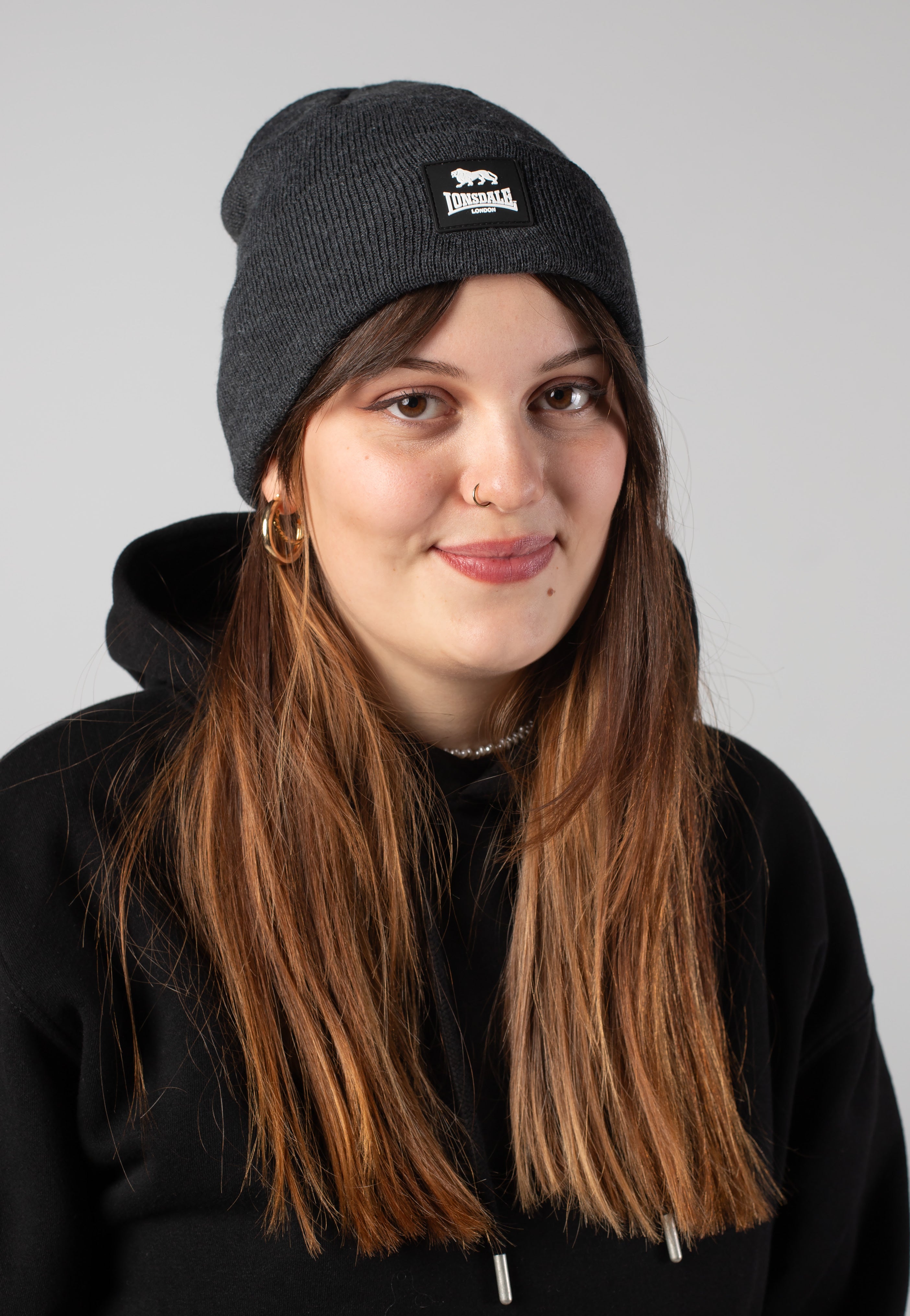 Lonsdale - Cuff Rubber Badge Dark Grey Melange - Beanie | Neutral-Image