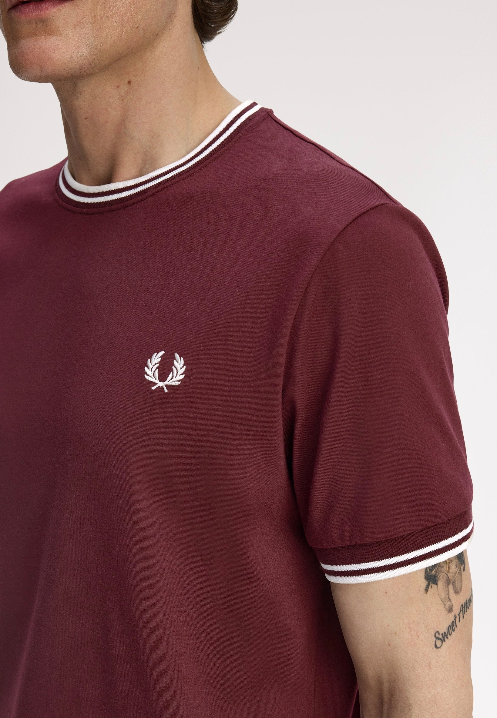 Fred Perry - Twin Tipped Oxblood/Ecru - T-Shirt | Men-Image