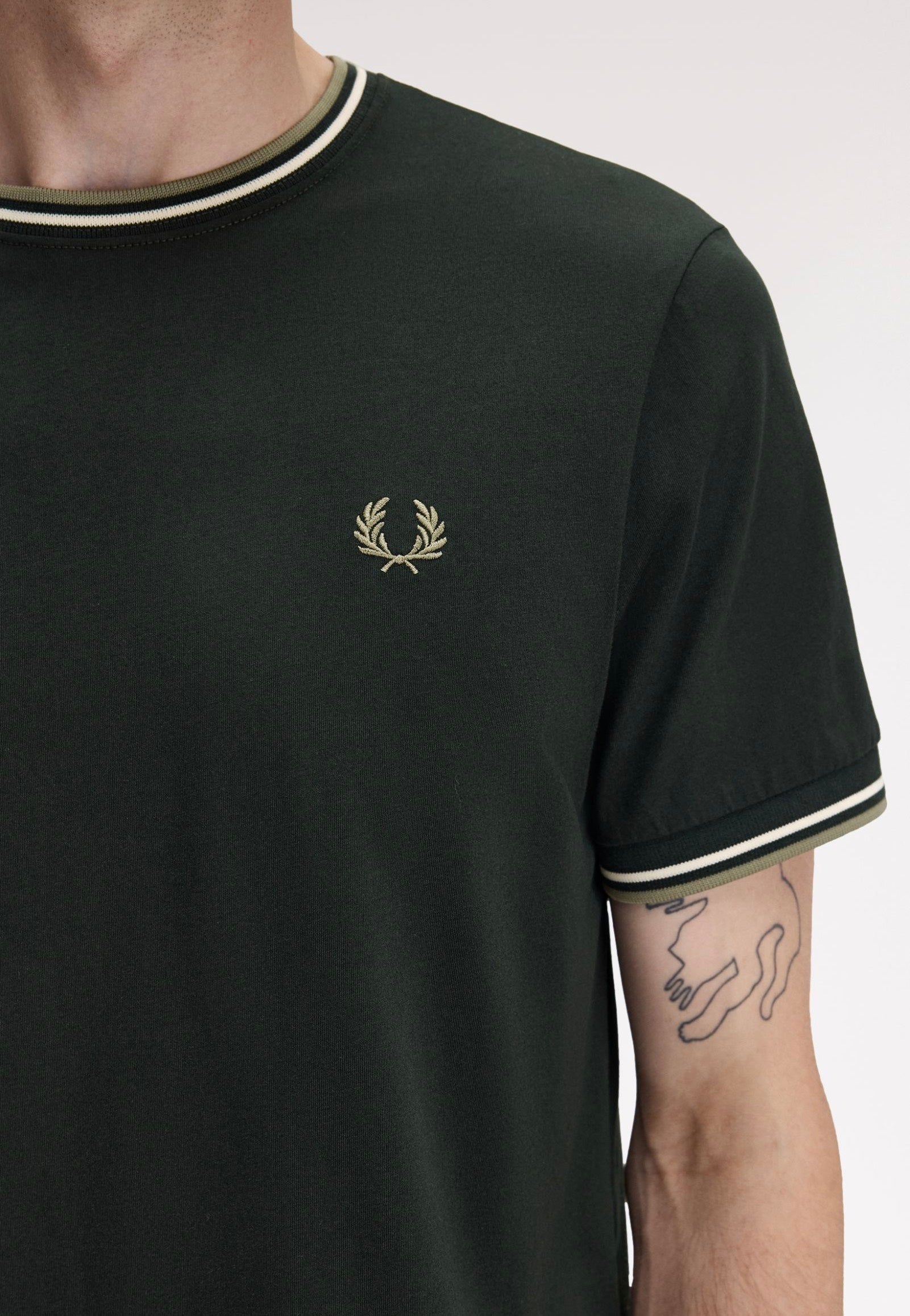 Fred Perry - Twin Tipped Night Green/Light Ecru/Olive Mint - T-Shirt | Men-Image