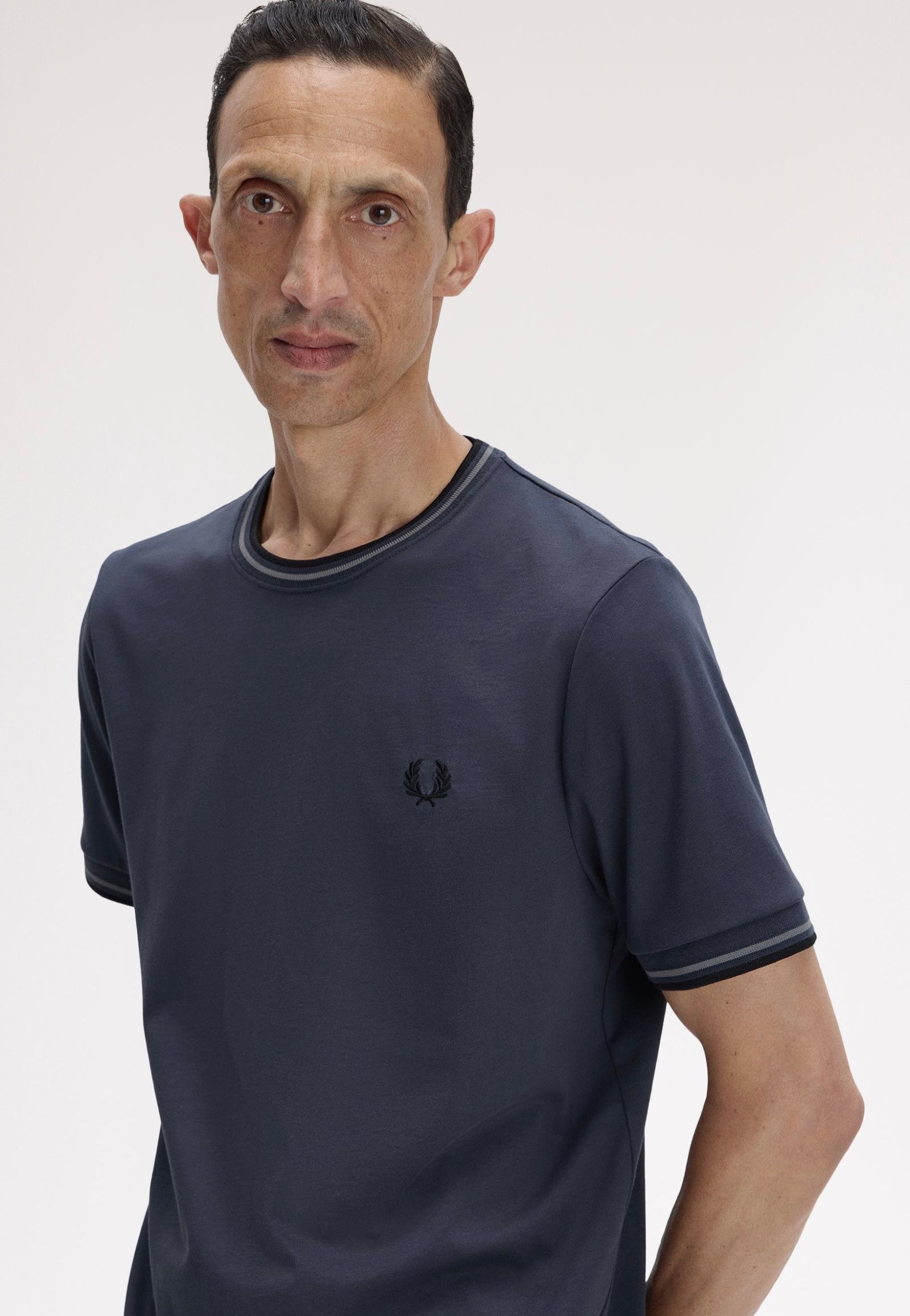 Fred Perry - Twin Tipped Dark Airforce/Stockport Blue/Black - T-Shirt | Men-Image