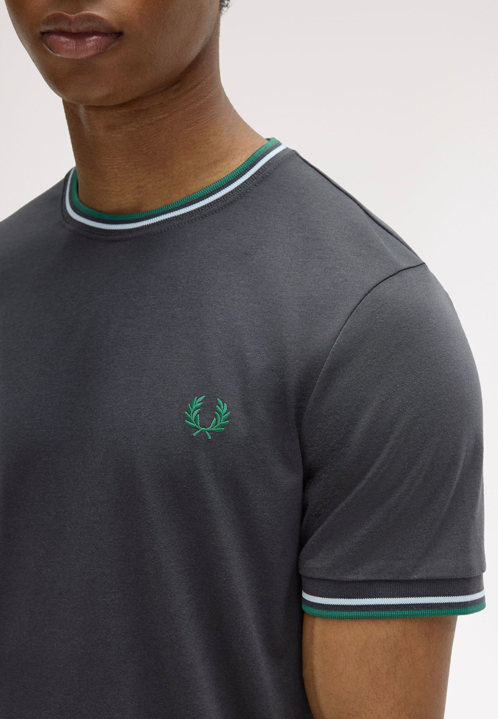 Fred Perry - Twin Tipped Anchor Grey/Light Ice/Sport Green - T-Shirt | Men-Image