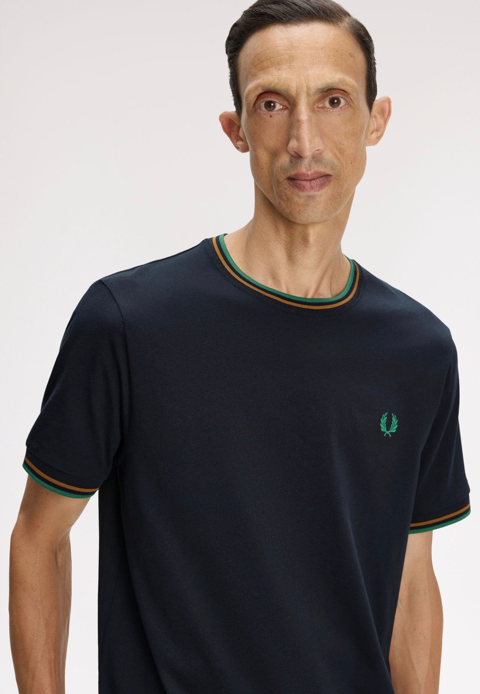 Fred Perry - Twin Tipped Navy/Dark Caramel/Sport Green - T-Shirt | Men-Image