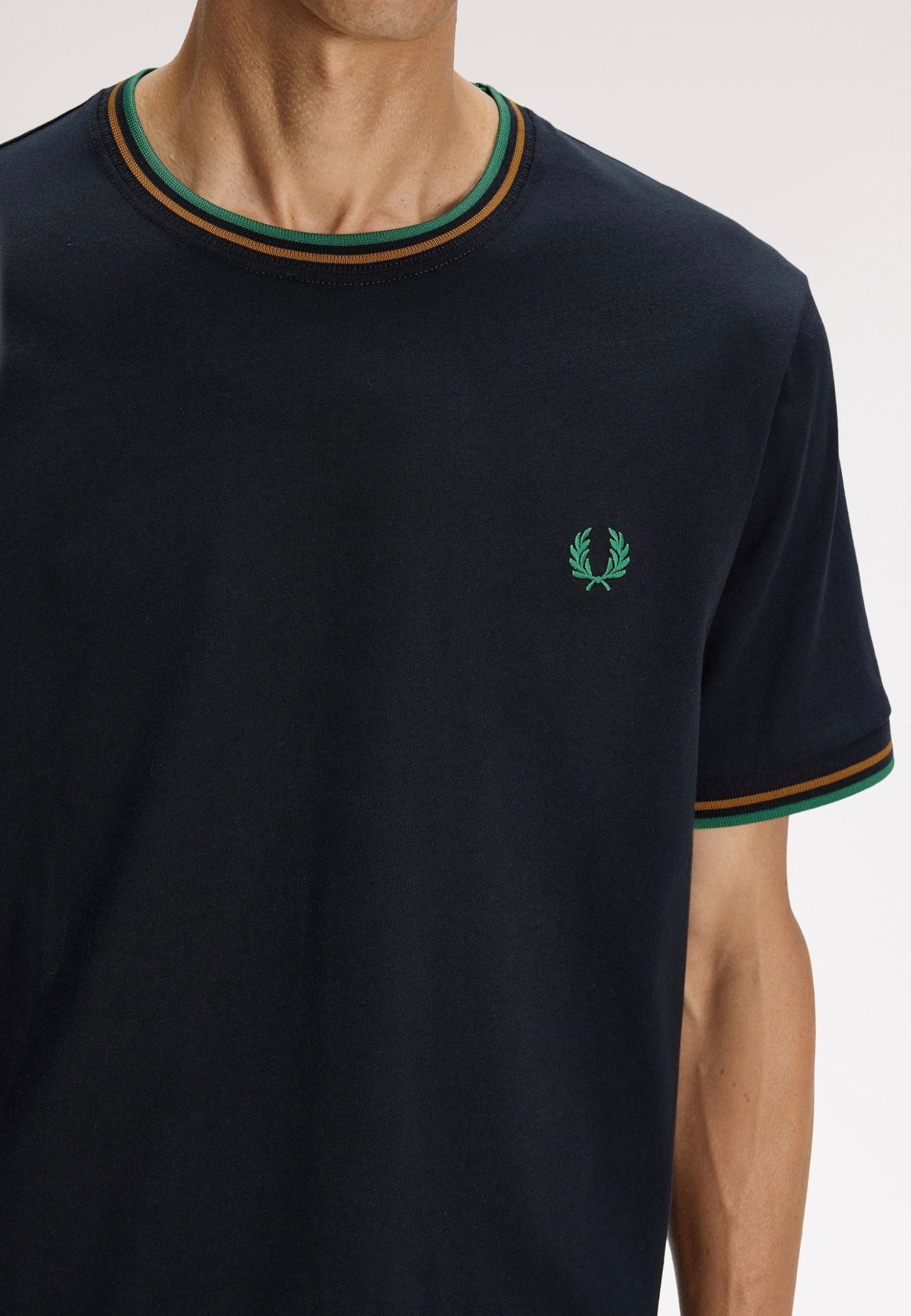 Fred Perry - Twin Tipped Navy/Dark Caramel/Sport Green - T-Shirt | Men-Image