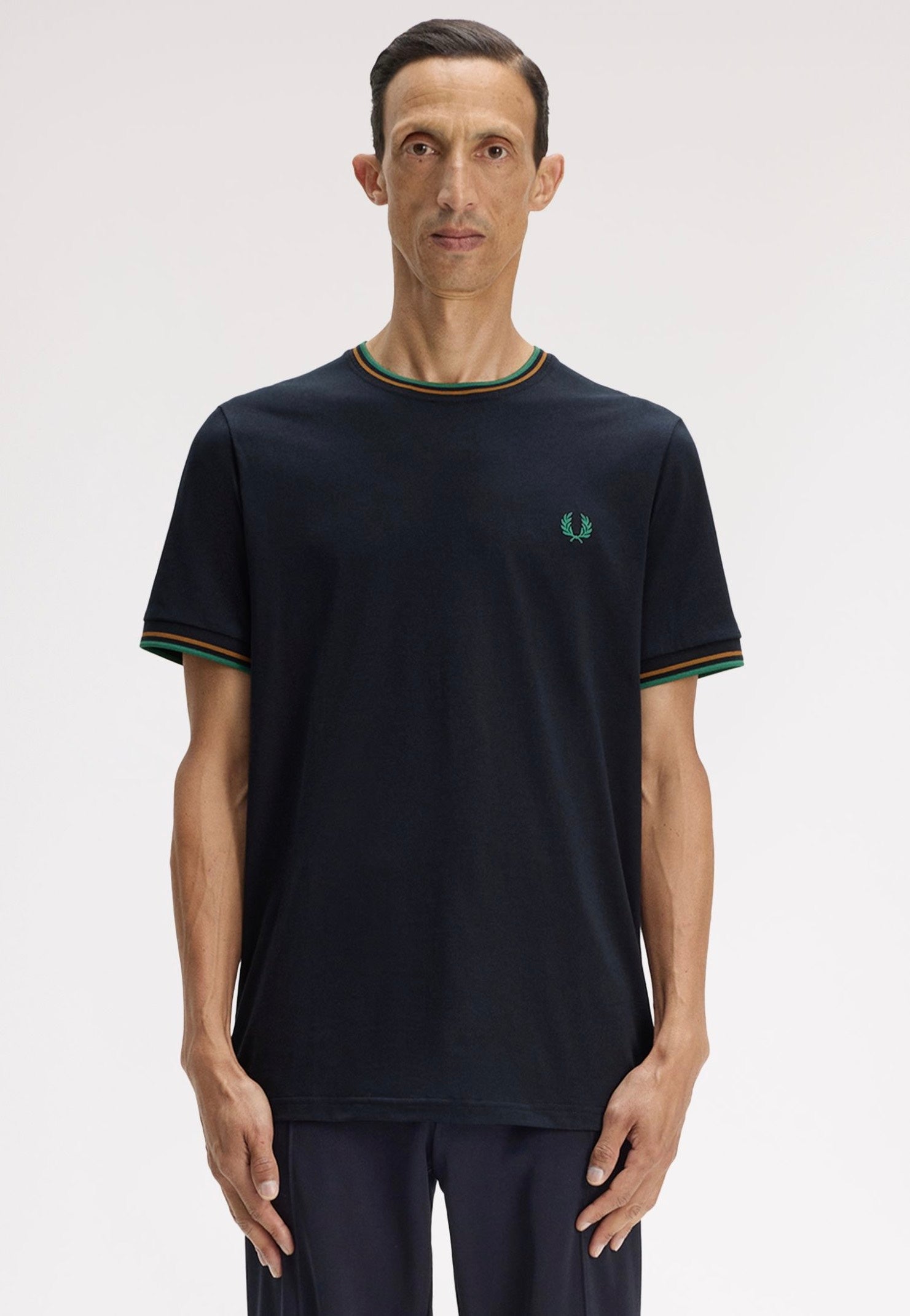 Fred Perry - Twin Tipped Navy/Dark Caramel/Sport Green - T-Shirt | Men-Image