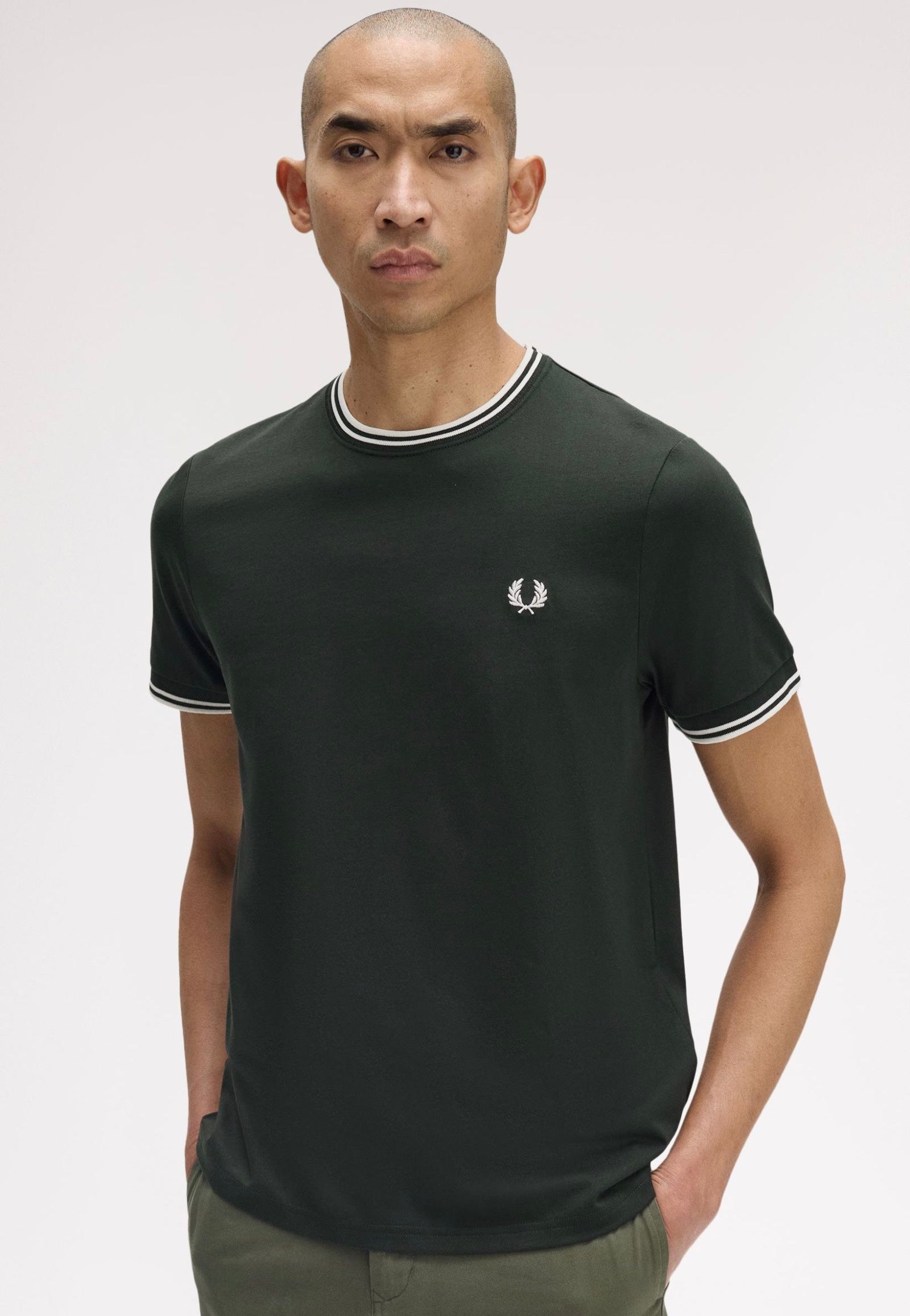 Fred Perry - Twin Tipped Nightgreen/Snow White - T-Shirt | Men-Image