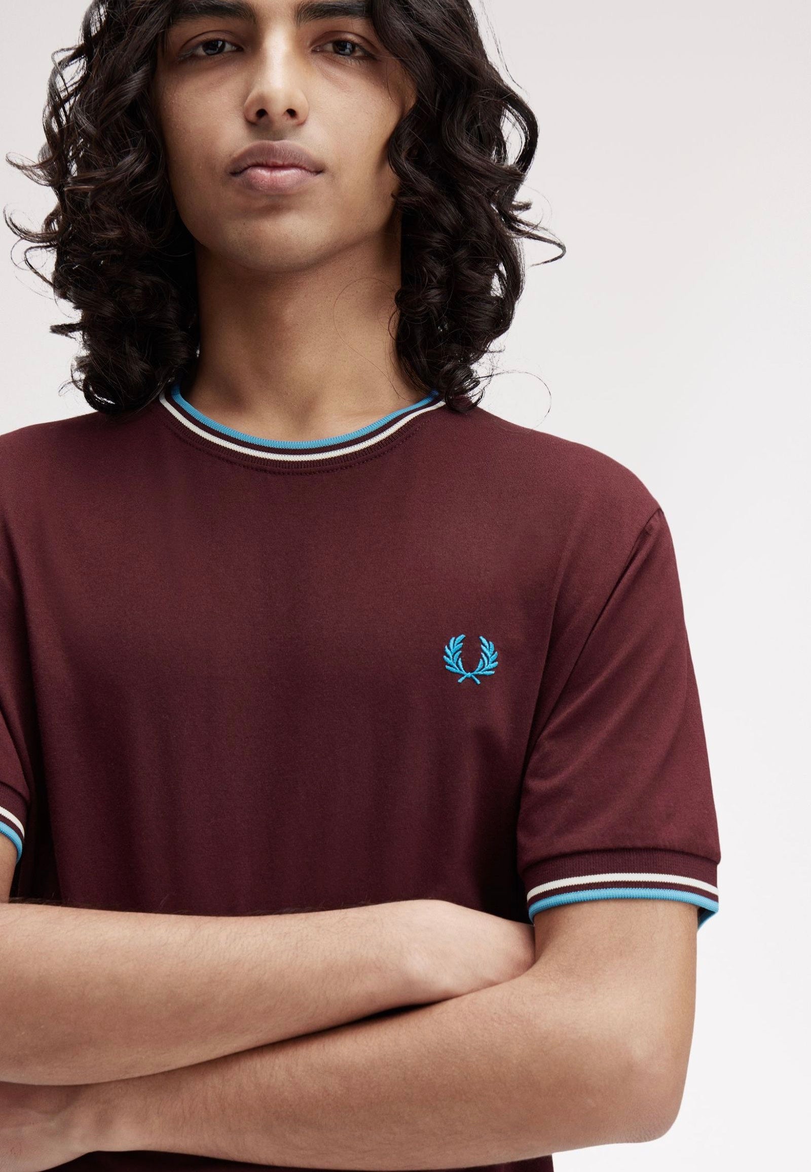 Fred Perry - Twin Tipped Oxblood/Ecru/Court Blue - T-Shirt | Men-Image