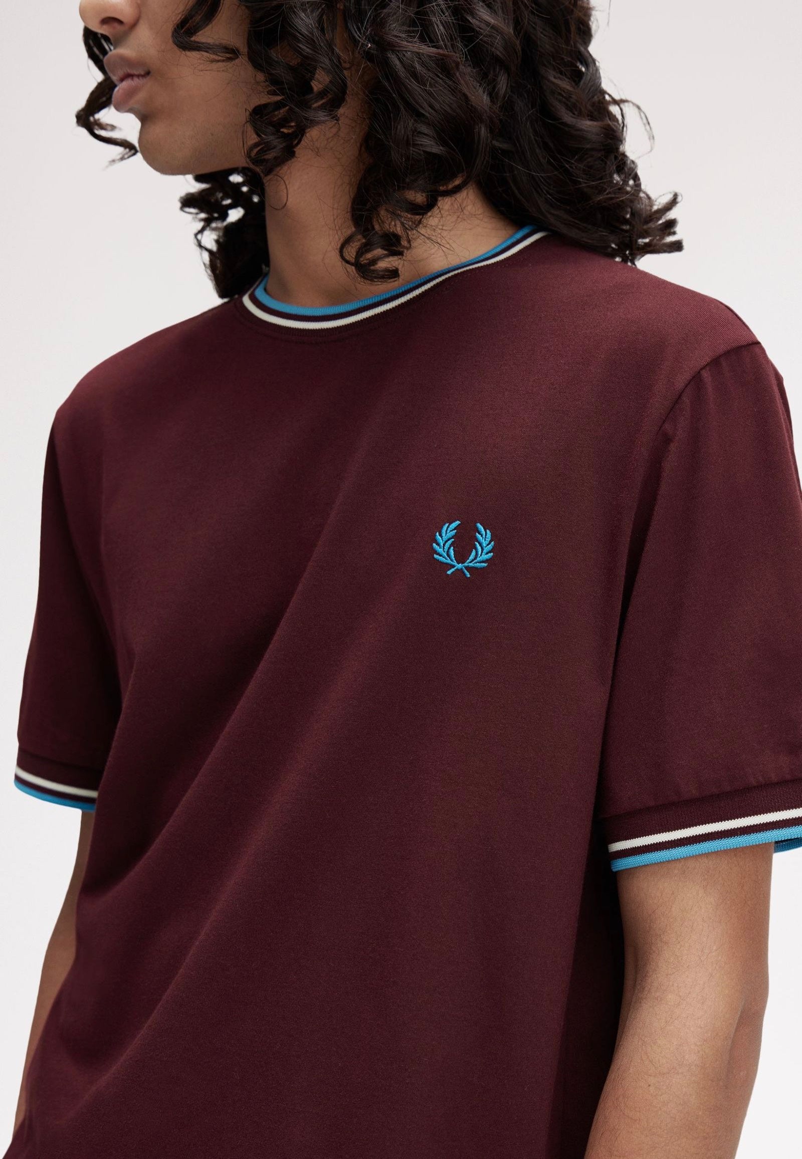 Fred Perry - Twin Tipped Oxblood/Ecru/Court Blue - T-Shirt | Men-Image