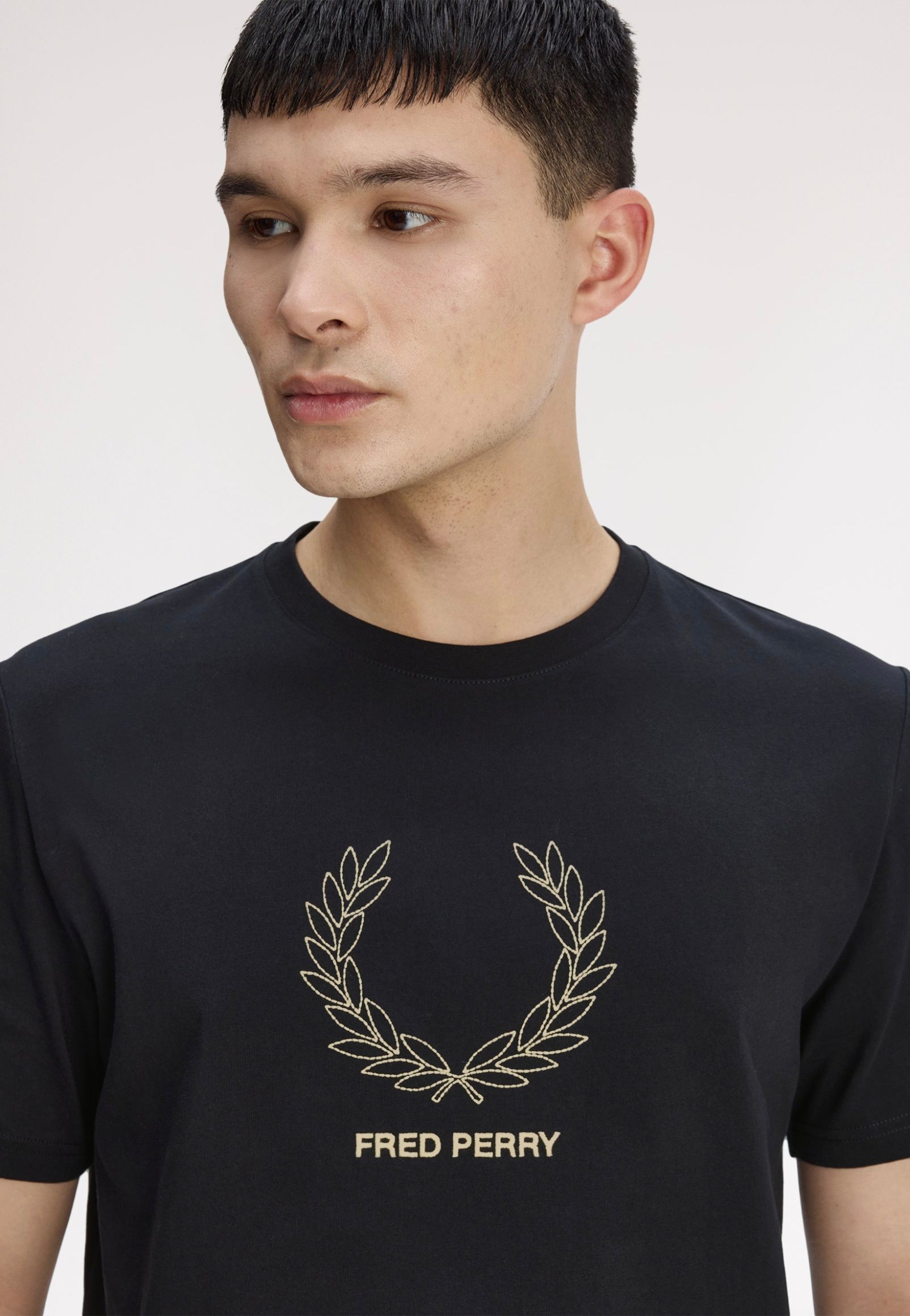 Fred Perry - Outline Laurel Wreath Black - T-Shirt | Men-Image